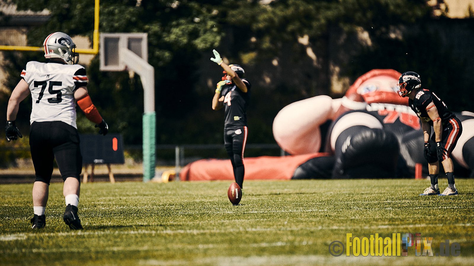 GFL2 Season 2021 Düsseldorf Panther vs. Hamburg Huskies am 12.06.2021 im Stadion VfL Benrath, Karl-Hohmann-Straße 70, 40597 Düsseldorf, Punkte Endstand 12 : 06.
[Bildnummer: 2021-06-12_0088] - DPantherVsHamburgHuskies
