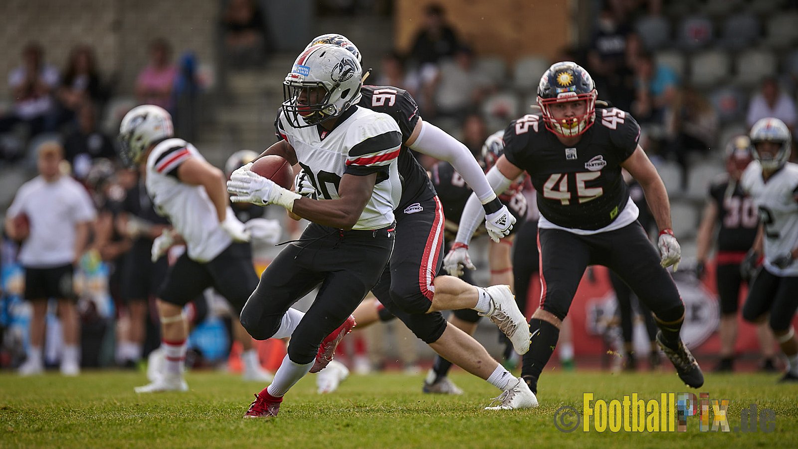 GFL2 Season 2021 Düsseldorf Panther vs. Hamburg Huskies am 12.06.2021 im Stadion VfL Benrath, Karl-Hohmann-Straße 70, 40597 Düsseldorf, Punkte Endstand 12 : 06.
[Bildnummer: 2021-06-12_0191] - DPantherVsHamburgHuskies