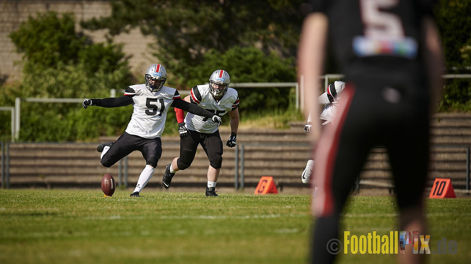 GFL2 Season 2021 Düsseldorf Panther vs. Hamburg Huskies am 12.06.2021 im Stadion VfL Benrath, Karl-Hohmann-Straße 70, 40597 Düsseldorf, Punkte Endstand 12 : 06.
[Bildnummer: 2021-06-12_0248] - DPantherVsHamburgHuskies