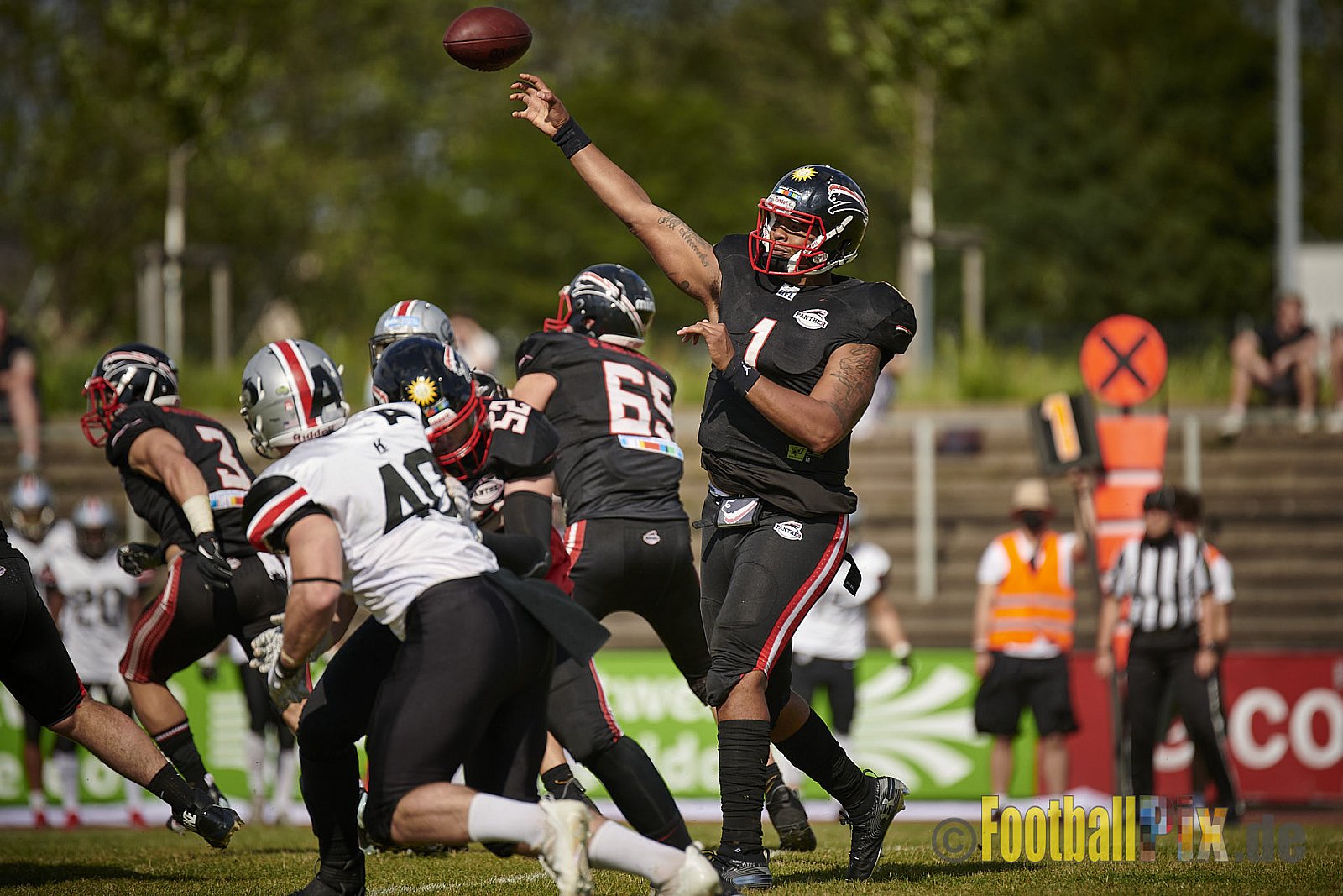 GFL2 Season 2021 Düsseldorf Panther vs. Hamburg Huskies am 12.06.2021 im Stadion VfL Benrath, Karl-Hohmann-Straße 70, 40597 Düsseldorf, Punkte Endstand 12 : 06.
[Bildnummer: 2021-06-12_0252] - DPantherVsHamburgHuskies