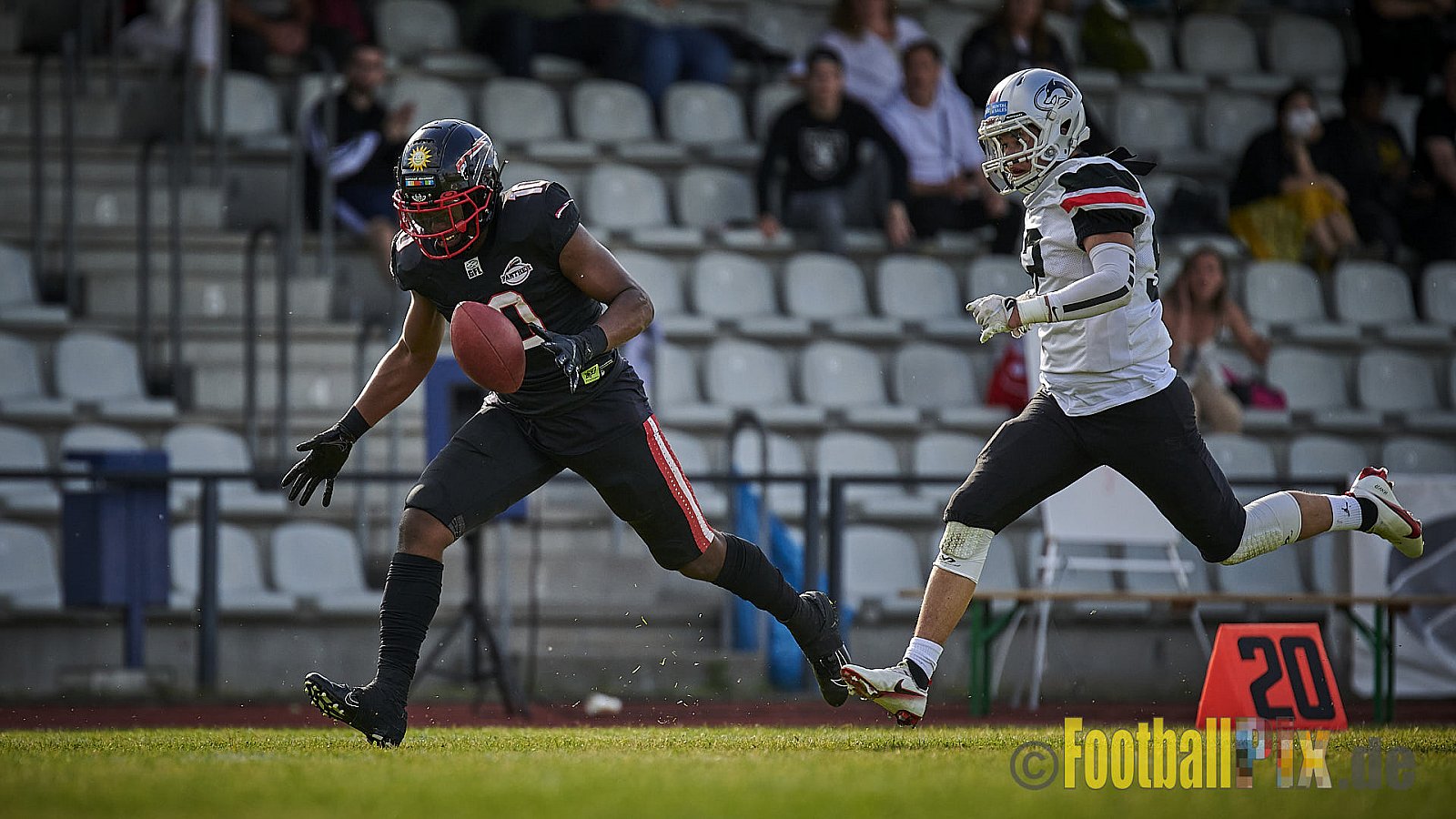 GFL2 Season 2021 Düsseldorf Panther vs. Hamburg Huskies am 12.06.2021 im Stadion VfL Benrath, Karl-Hohmann-Straße 70, 40597 Düsseldorf, Punkte Endstand 12 : 06.
[Bildnummer: 2021-06-12_0450] - DPantherVsHamburgHuskies