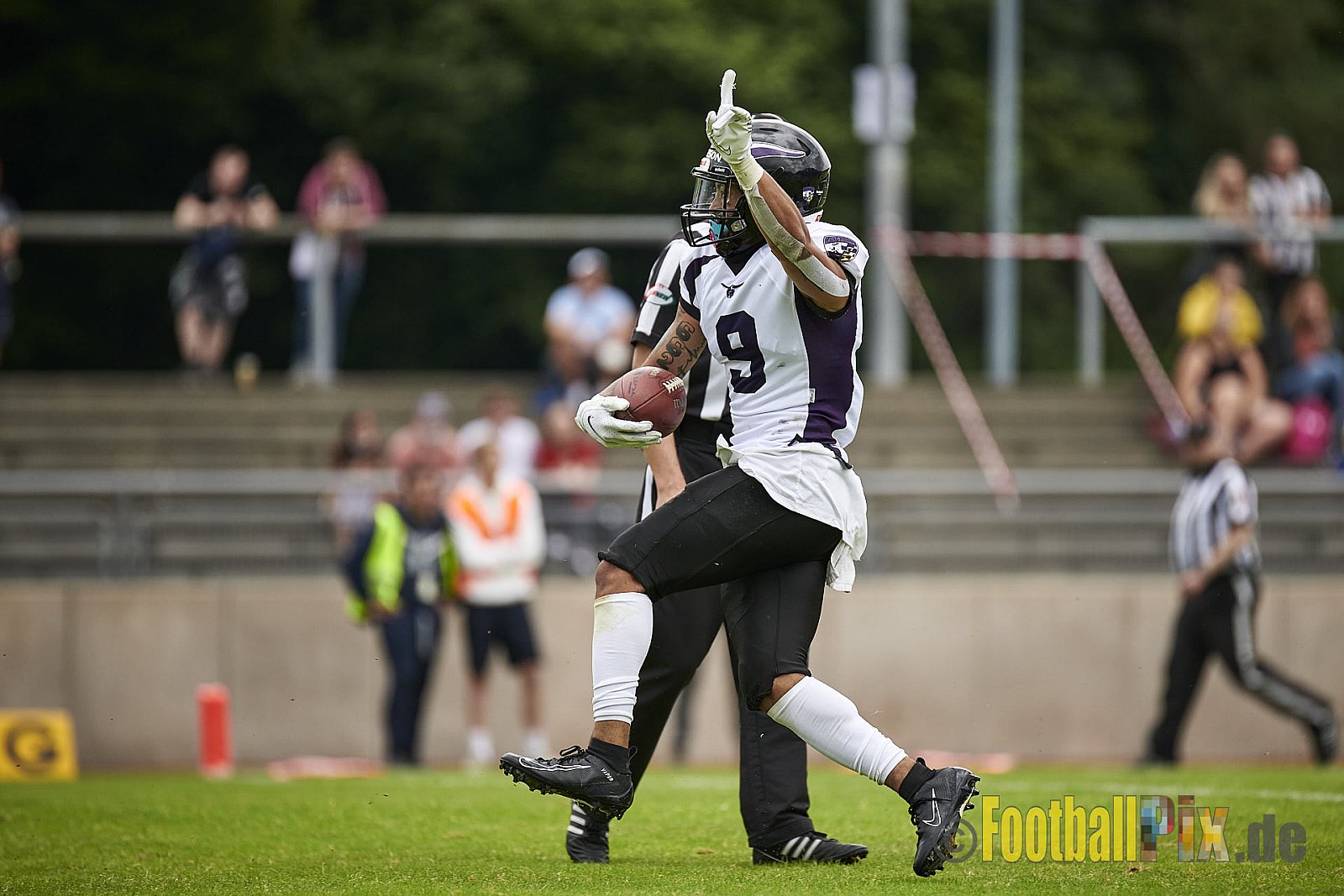GFL2 Season 2021 Assindia Cardinals vs. Langenfeld Longhorns am 4.07.2021 im Stadion Am Hallo, Hallostraße, 45141 Essen. Endstand des Spiels 28 : 31.
[Bildnummer: 2021-07-04_0016] - AssindiaCardinalsVsLangenfeldLonghorns