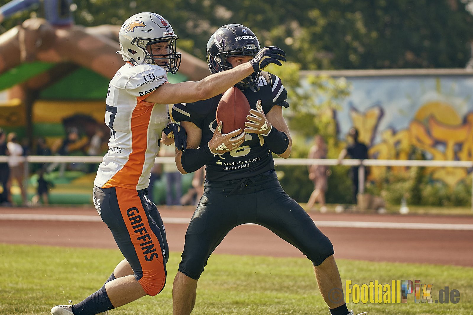 GFL2 Season 2022 Langenfeld Longhorns vs. Rostock Griffins am 4.06.2022 im Stadion Jahnstadion Langenfeld, Jahnstraße 4, 40764 Langenfeld (Rheinland). Spiel Endstand 35 : 07. Bildnummer: 2022-06-04_0005 - LangenfeldLonghornsVsRostockGriffins