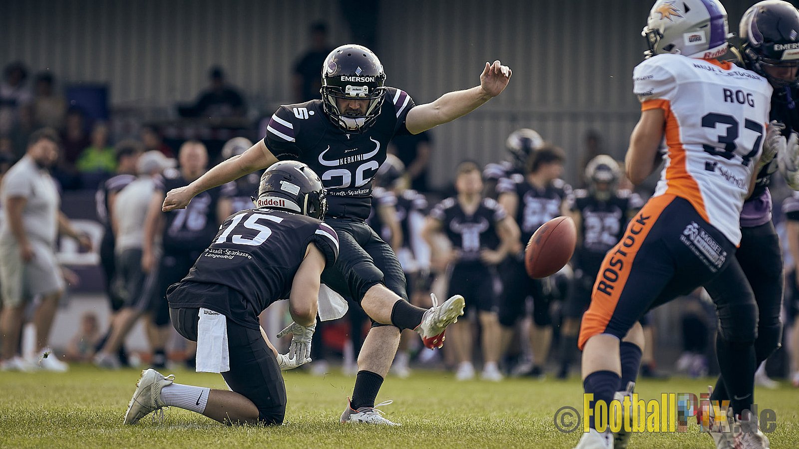GFL2 Season 2022 Langenfeld Longhorns vs. Rostock Griffins am 4.06.2022 im Stadion Jahnstadion Langenfeld, Jahnstraße 4, 40764 Langenfeld (Rheinland). Spiel Endstand 35 : 07. Bildnummer: 2022-06-04_0034 - LangenfeldLonghornsVsRostockGriffins