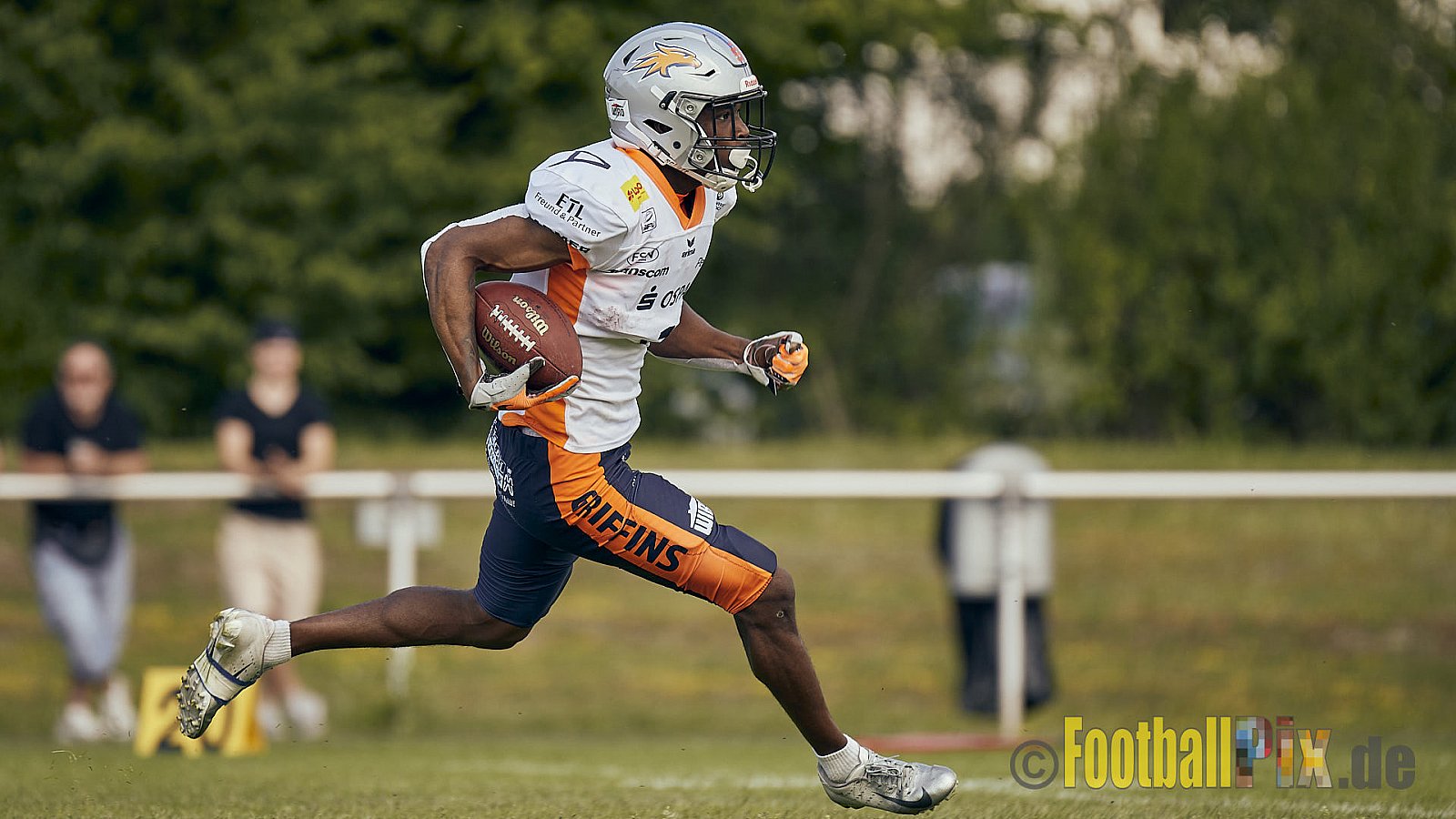 GFL2 Season 2022 Langenfeld Longhorns vs. Rostock Griffins am 4.06.2022 im Stadion Jahnstadion Langenfeld, Jahnstraße 4, 40764 Langenfeld (Rheinland). Spiel Endstand 35 : 07. Bildnummer: 2022-06-04_0039 - LangenfeldLonghornsVsRostockGriffins