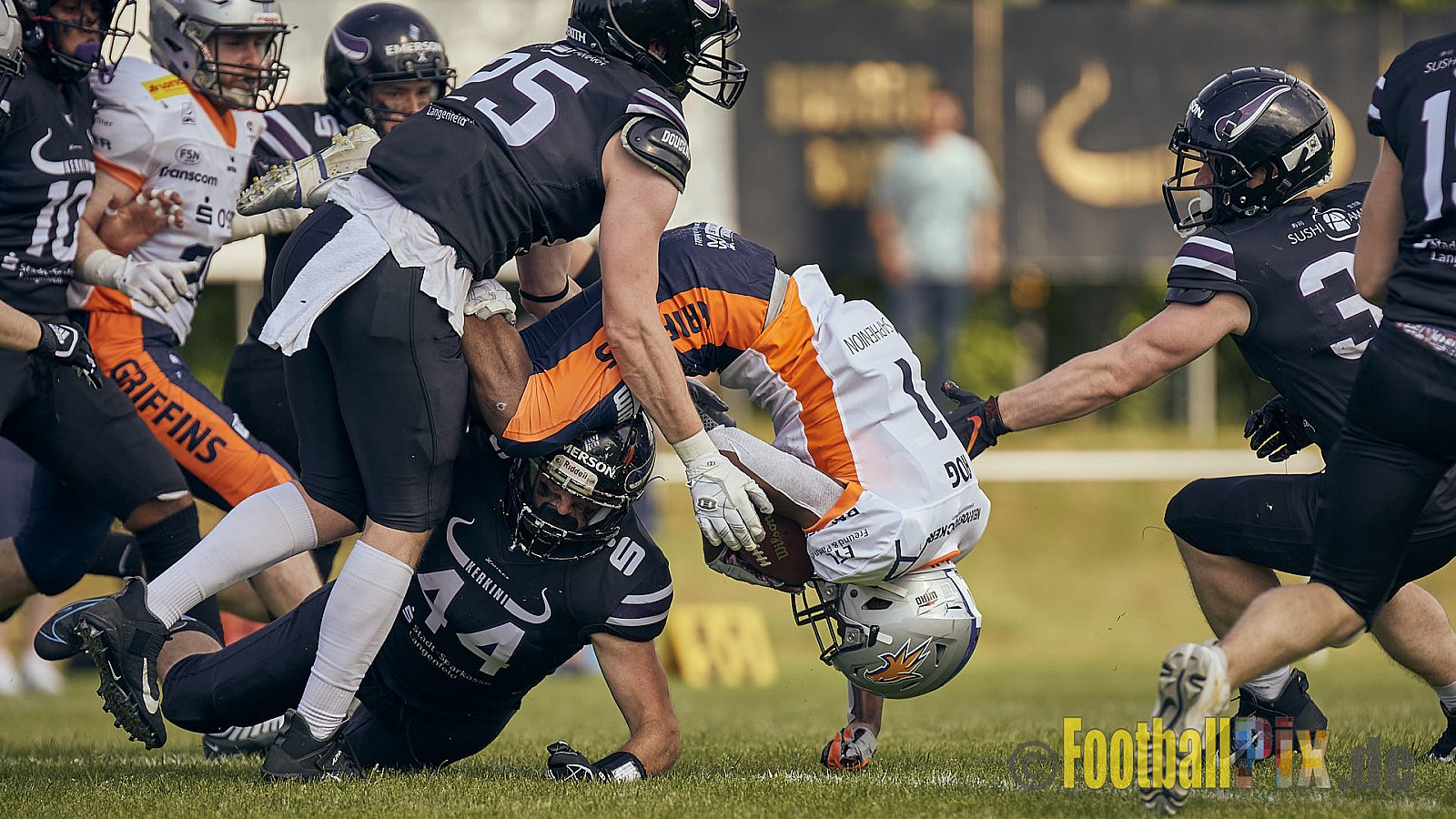 GFL2 Season 2022 Langenfeld Longhorns vs. Rostock Griffins am 4.06.2022 im Stadion Jahnstadion Langenfeld, Jahnstraße 4, 40764 Langenfeld (Rheinland). Spiel Endstand 35 : 07. Bildnummer: 2022-06-04_0045 - LangenfeldLonghornsVsRostockGriffins