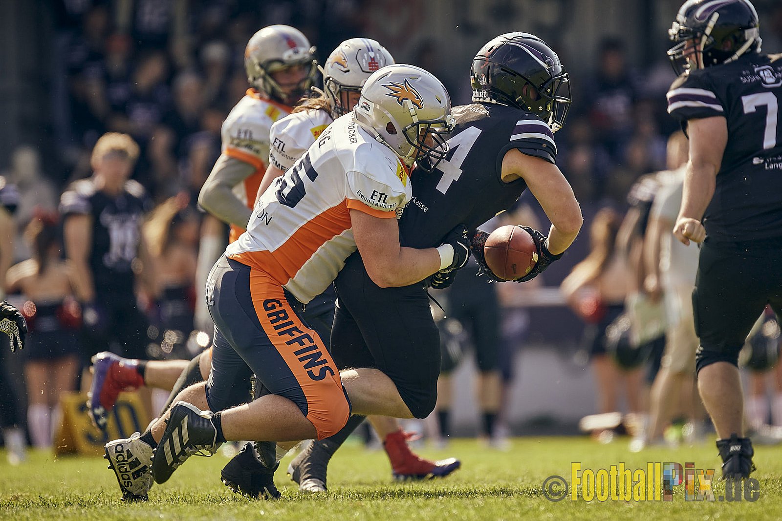 GFL2 Season 2022 Langenfeld Longhorns vs. Rostock Griffins am 4.06.2022 im Stadion Jahnstadion Langenfeld, Jahnstraße 4, 40764 Langenfeld (Rheinland). Spiel Endstand 35 : 07. Bildnummer: 2022-06-04_0094 - LangenfeldLonghornsVsRostockGriffins