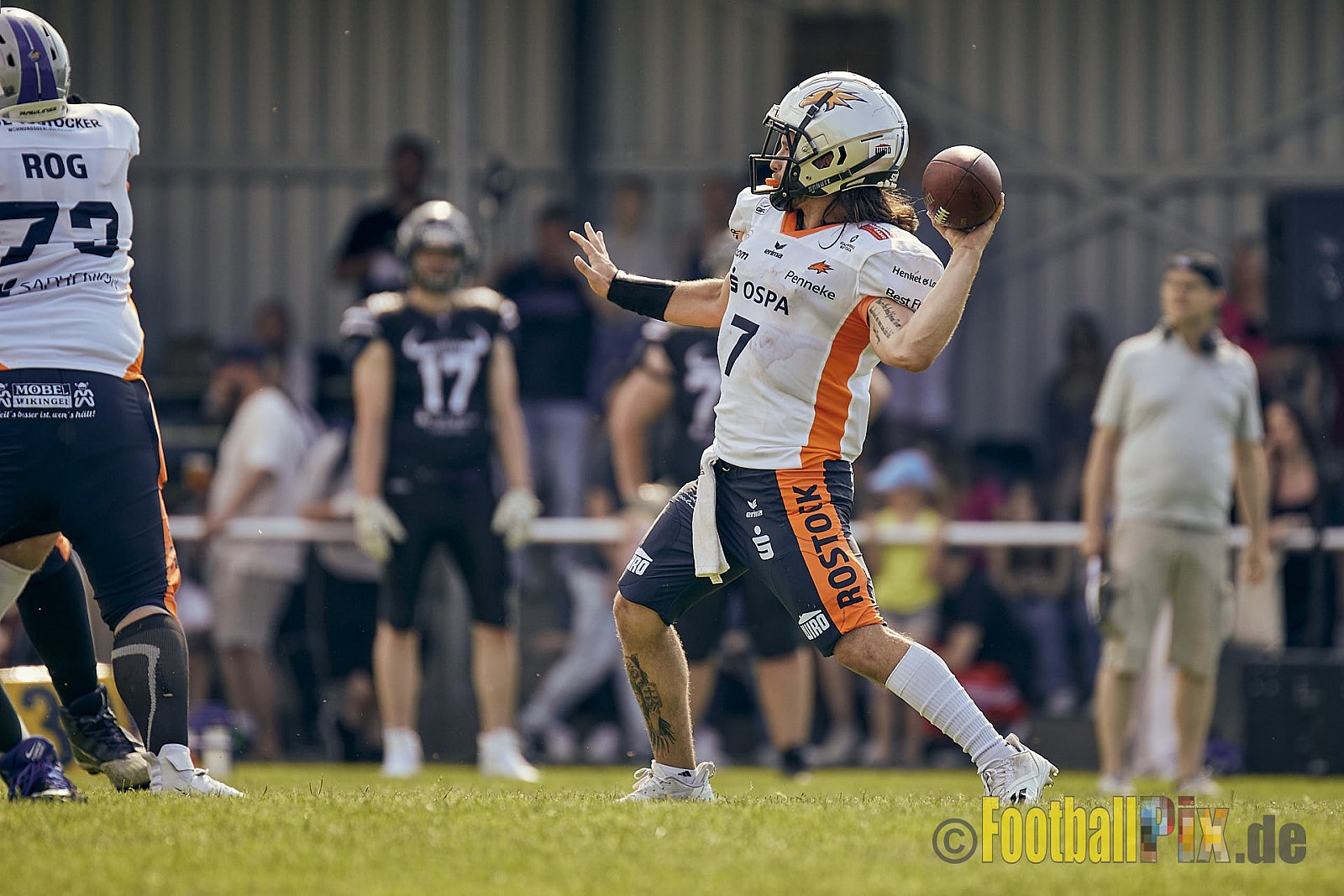 GFL2 Season 2022 Langenfeld Longhorns vs. Rostock Griffins am 4.06.2022 im Stadion Jahnstadion Langenfeld, Jahnstraße 4, 40764 Langenfeld (Rheinland). Spiel Endstand 35 : 07. Bildnummer: 2022-06-04_0103 - LangenfeldLonghornsVsRostockGriffins