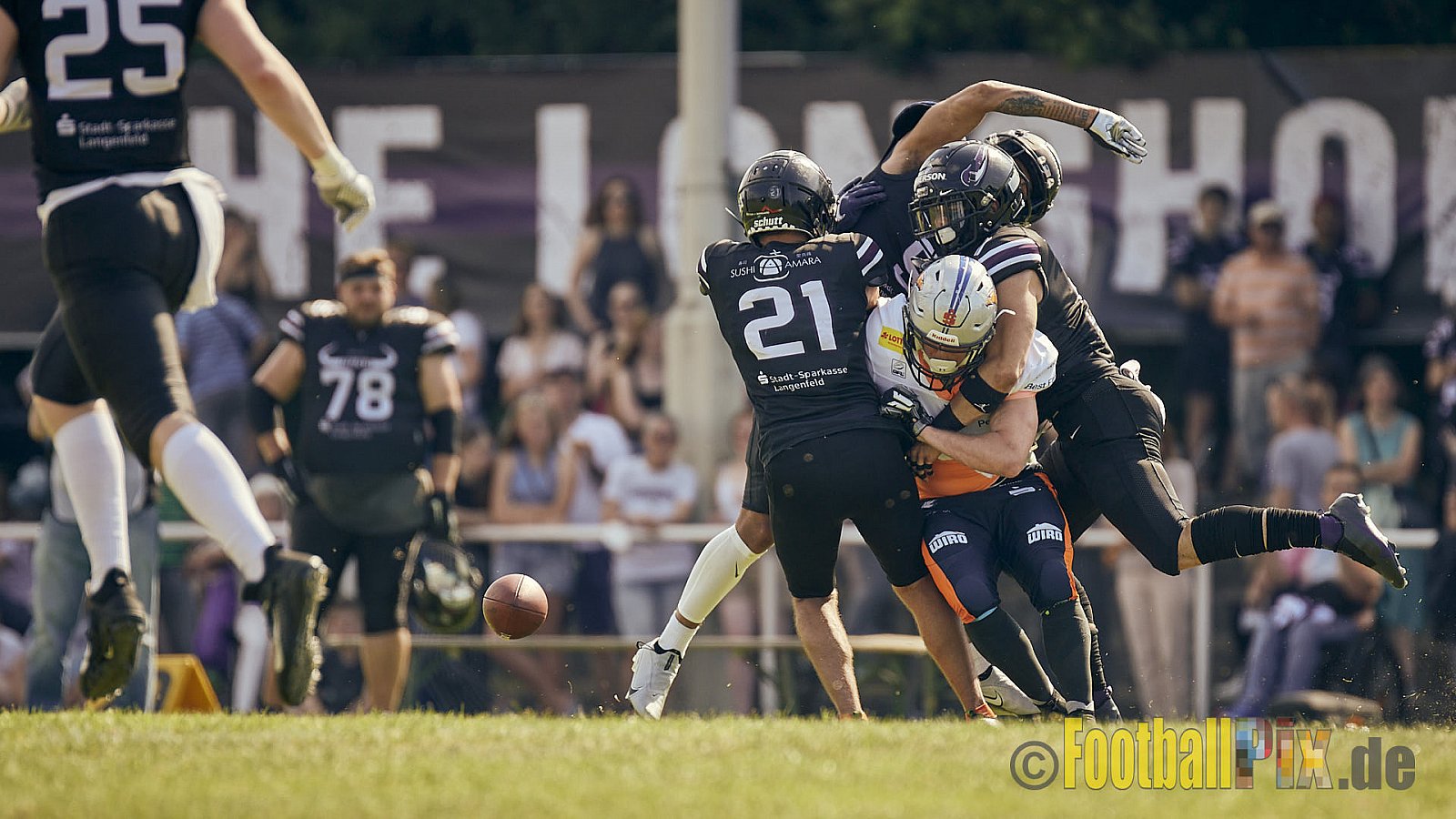 GFL2 Season 2022 Langenfeld Longhorns vs. Rostock Griffins am 4.06.2022 im Stadion Jahnstadion Langenfeld, Jahnstraße 4, 40764 Langenfeld (Rheinland). Spiel Endstand 35 : 07. Bildnummer: 2022-06-04_0104 - LangenfeldLonghornsVsRostockGriffins