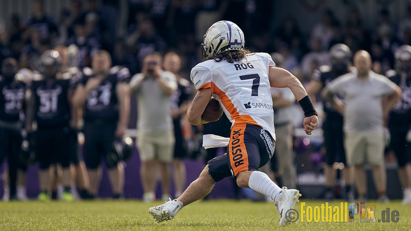 GFL2 Season 2022 Langenfeld Longhorns vs. Rostock Griffins am 4.06.2022 im Stadion Jahnstadion Langenfeld, Jahnstraße 4, 40764 Langenfeld (Rheinland). Spiel Endstand 35 : 07. Bildnummer: 2022-06-04_0111 - LangenfeldLonghornsVsRostockGriffins
