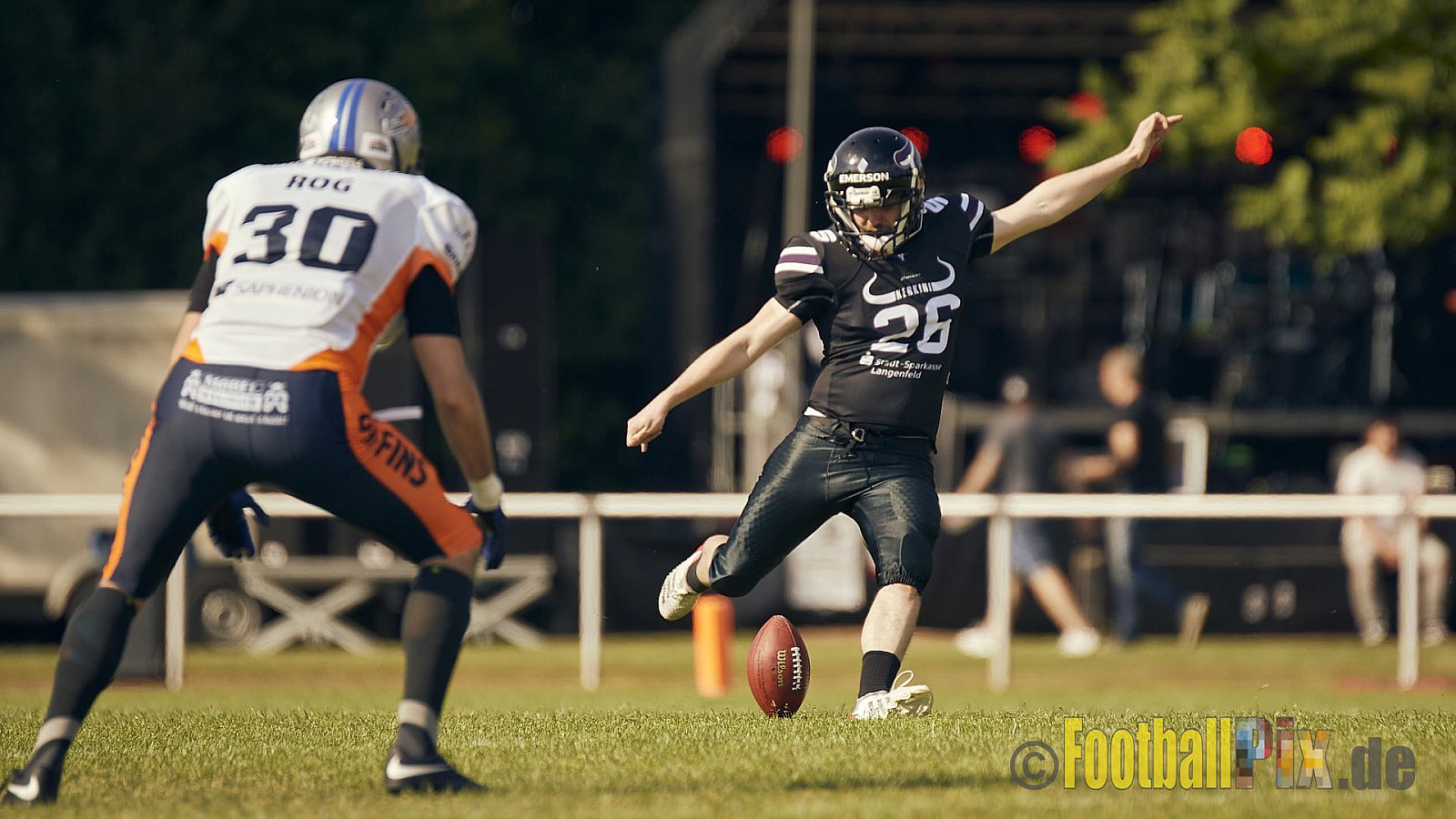 GFL2 Season 2022 Langenfeld Longhorns vs. Rostock Griffins am 4.06.2022 im Stadion Jahnstadion Langenfeld, Jahnstraße 4, 40764 Langenfeld (Rheinland). Spiel Endstand 35 : 07. Bildnummer: 2022-06-04_0114 - LangenfeldLonghornsVsRostockGriffins