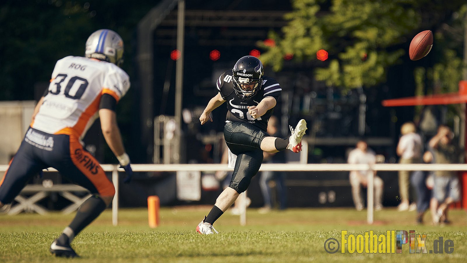 GFL2 Season 2022 Langenfeld Longhorns vs. Rostock Griffins am 4.06.2022 im Stadion Jahnstadion Langenfeld, Jahnstraße 4, 40764 Langenfeld (Rheinland). Spiel Endstand 35 : 07. Bildnummer: 2022-06-04_0116 - LangenfeldLonghornsVsRostockGriffins