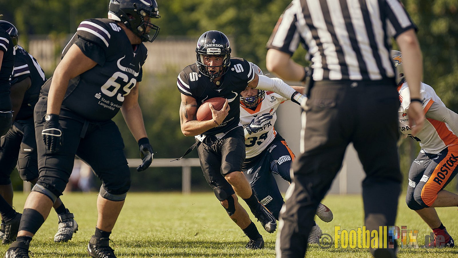 GFL2 Season 2022 Langenfeld Longhorns vs. Rostock Griffins am 4.06.2022 im Stadion Jahnstadion Langenfeld, Jahnstraße 4, 40764 Langenfeld (Rheinland). Spiel Endstand 35 : 07. Bildnummer: 2022-06-04_0133 - LangenfeldLonghornsVsRostockGriffins
