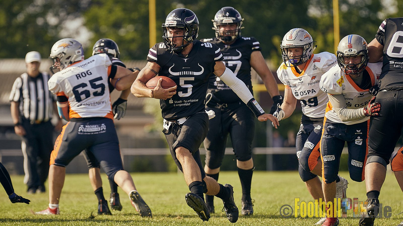 GFL2 Season 2022 Langenfeld Longhorns vs. Rostock Griffins am 4.06.2022 im Stadion Jahnstadion Langenfeld, Jahnstraße 4, 40764 Langenfeld (Rheinland). Spiel Endstand 35 : 07. Bildnummer: 2022-06-04_0139 - LangenfeldLonghornsVsRostockGriffins