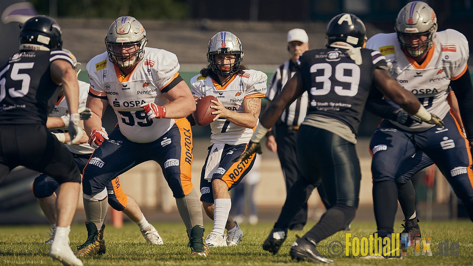 GFL2 Season 2022 Langenfeld Longhorns vs. Rostock Griffins am 4.06.2022 im Stadion Jahnstadion Langenfeld, Jahnstraße 4, 40764 Langenfeld (Rheinland). Spiel Endstand 35 : 07. Bildnummer: 2022-06-04_0186 - LangenfeldLonghornsVsRostockGriffins