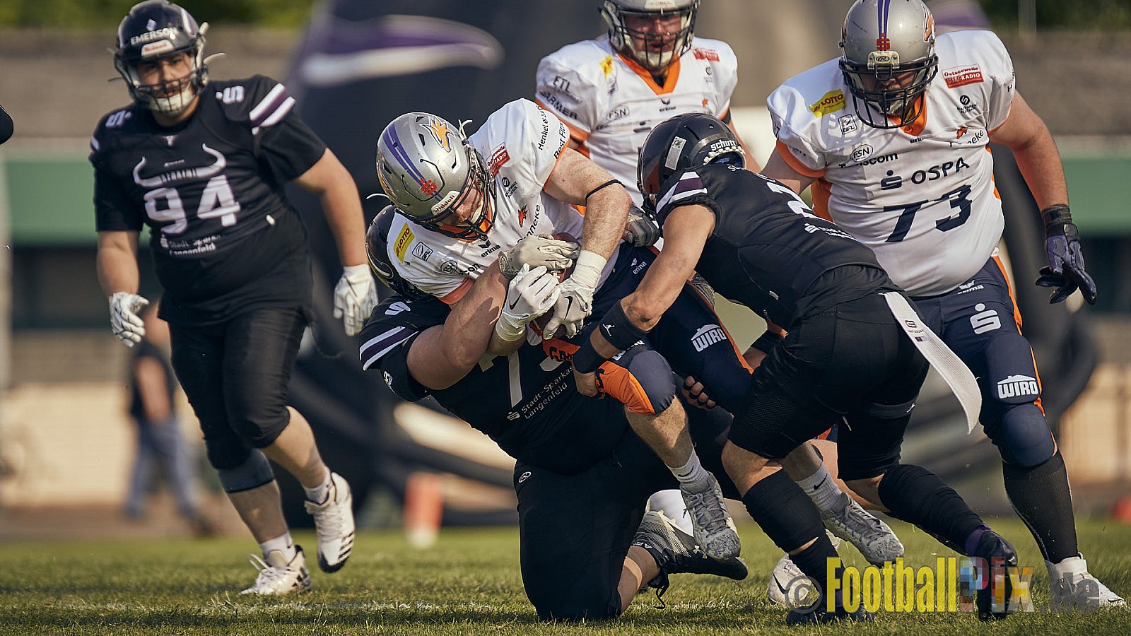 GFL2 Season 2022 Langenfeld Longhorns vs. Rostock Griffins am 4.06.2022 im Stadion Jahnstadion Langenfeld, Jahnstraße 4, 40764 Langenfeld (Rheinland). Spiel Endstand 35 : 07. Bildnummer: 2022-06-04_0194 - LangenfeldLonghornsVsRostockGriffins