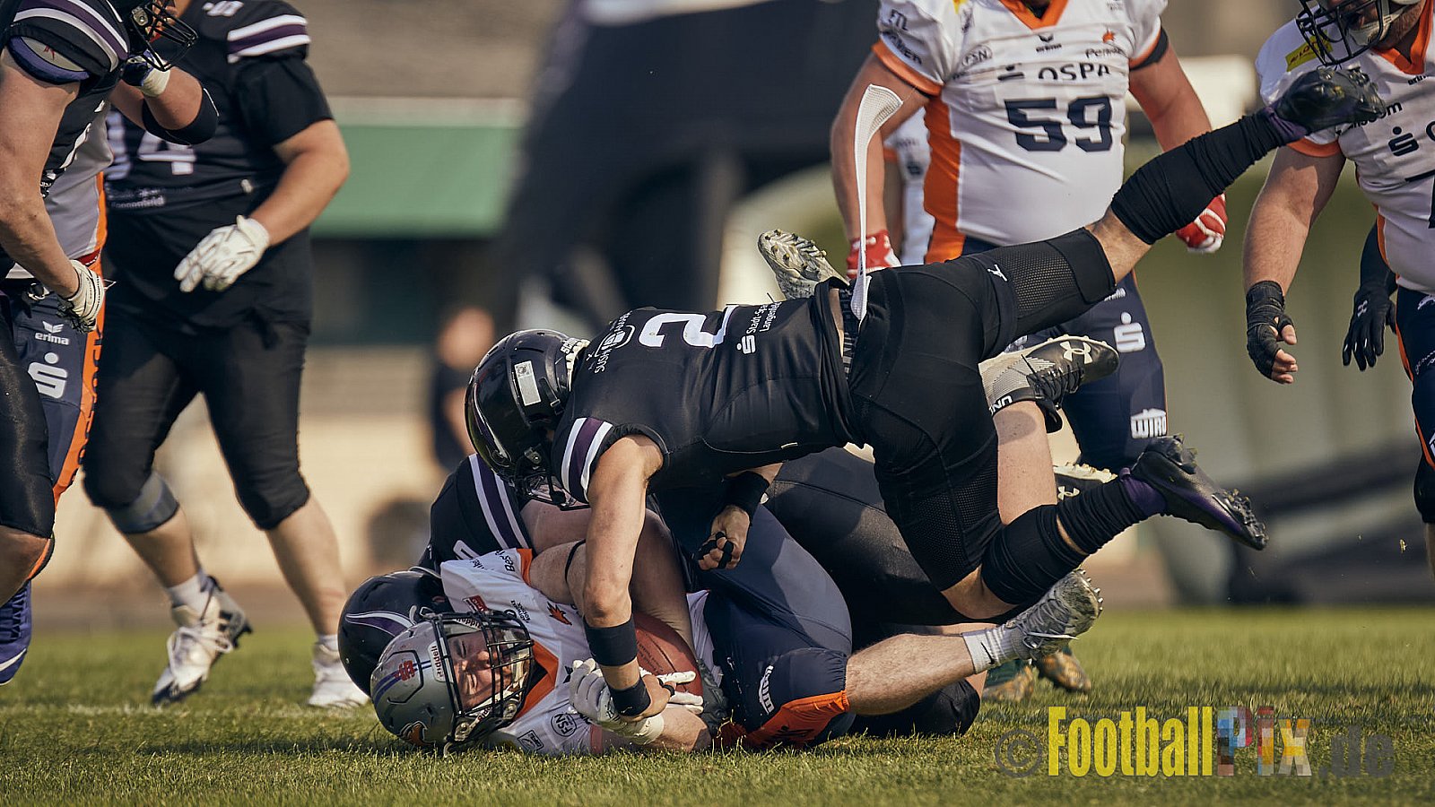 GFL2 Season 2022 Langenfeld Longhorns vs. Rostock Griffins am 4.06.2022 im Stadion Jahnstadion Langenfeld, Jahnstraße 4, 40764 Langenfeld (Rheinland). Spiel Endstand 35 : 07. Bildnummer: 2022-06-04_0196 - LangenfeldLonghornsVsRostockGriffins