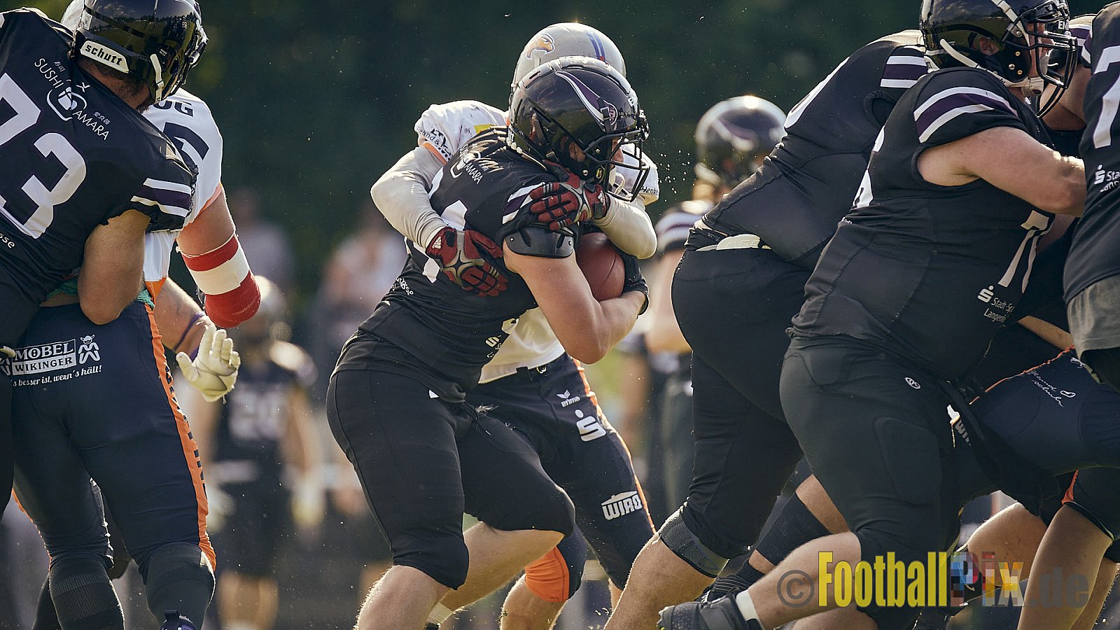 GFL2 Season 2022 Langenfeld Longhorns vs. Rostock Griffins am 4.06.2022 im Stadion Jahnstadion Langenfeld, Jahnstraße 4, 40764 Langenfeld (Rheinland). Spiel Endstand 35 : 07. Bildnummer: 2022-06-04_0209 - LangenfeldLonghornsVsRostockGriffins