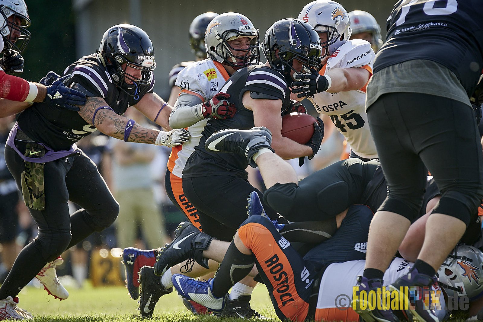GFL2 Season 2022 Langenfeld Longhorns vs. Rostock Griffins am 4.06.2022 im Stadion Jahnstadion Langenfeld, Jahnstraße 4, 40764 Langenfeld (Rheinland). Spiel Endstand 35 : 07. Bildnummer: 2022-06-04_0212 - LangenfeldLonghornsVsRostockGriffins
