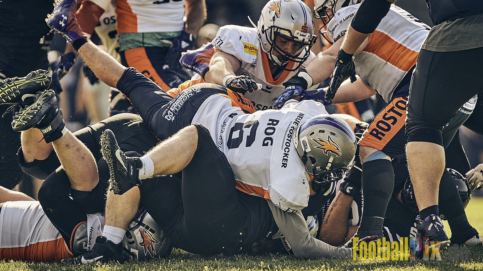GFL2 Season 2022 Langenfeld Longhorns vs. Rostock Griffins am 4.06.2022 im Stadion Jahnstadion Langenfeld, Jahnstraße 4, 40764 Langenfeld (Rheinland). Spiel Endstand 35 : 07. Bildnummer: 2022-06-04_0216 - LangenfeldLonghornsVsRostockGriffins