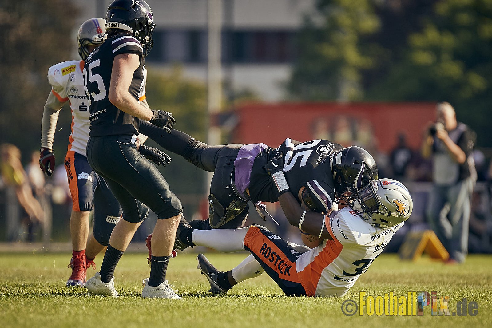 GFL2 Season 2022 Langenfeld Longhorns vs. Rostock Griffins am 4.06.2022 im Stadion Jahnstadion Langenfeld, Jahnstraße 4, 40764 Langenfeld (Rheinland). Spiel Endstand 35 : 07. Bildnummer: 2022-06-04_0236 - LangenfeldLonghornsVsRostockGriffins