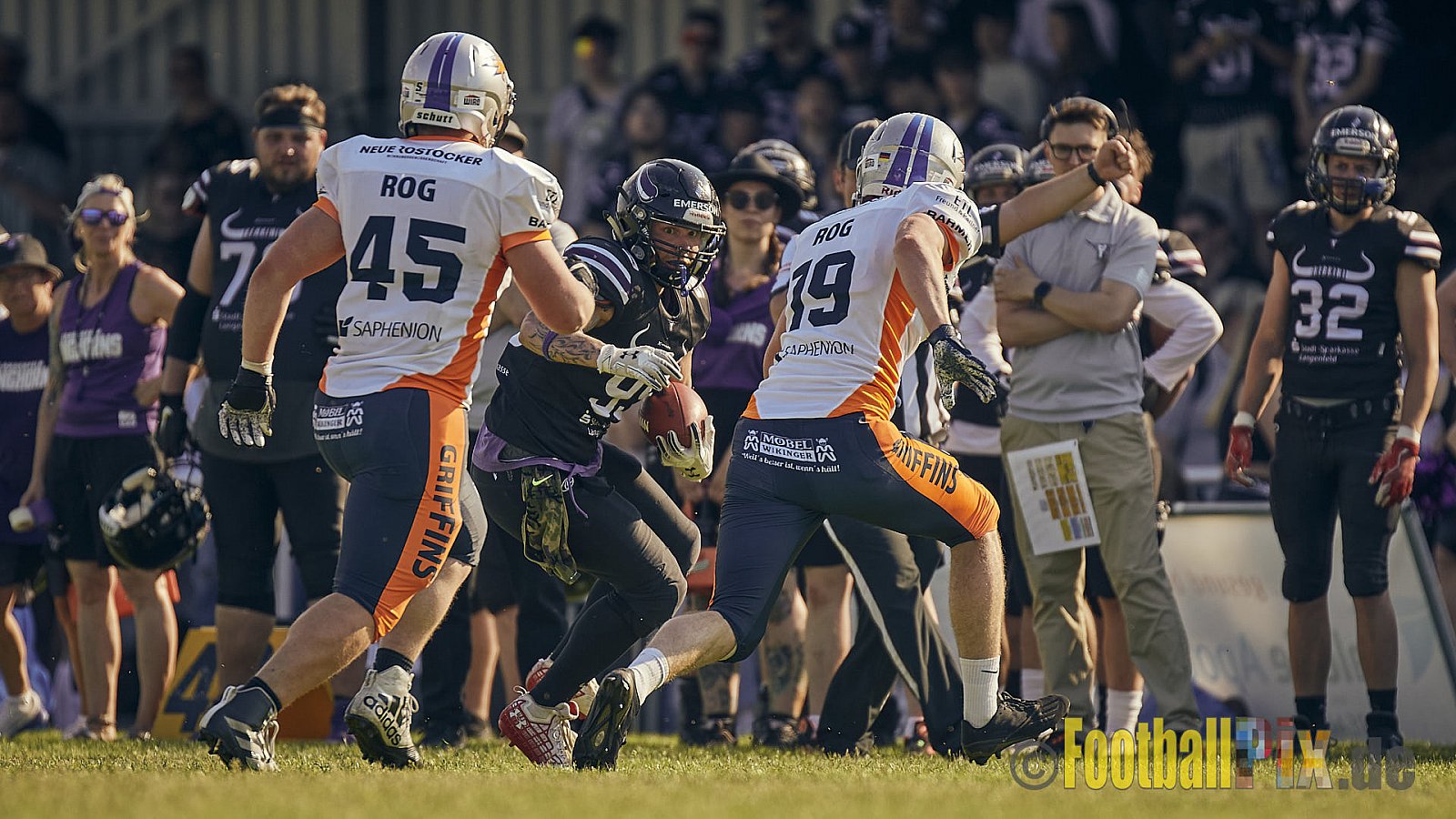 GFL2 Season 2022 Langenfeld Longhorns vs. Rostock Griffins am 4.06.2022 im Stadion Jahnstadion Langenfeld, Jahnstraße 4, 40764 Langenfeld (Rheinland). Spiel Endstand 35 : 07. Bildnummer: 2022-06-04_0241 - LangenfeldLonghornsVsRostockGriffins