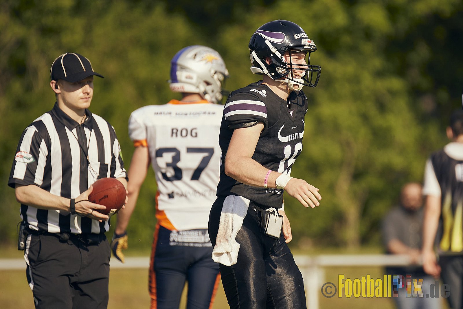 GFL2 Season 2022 Langenfeld Longhorns vs. Rostock Griffins am 4.06.2022 im Stadion Jahnstadion Langenfeld, Jahnstraße 4, 40764 Langenfeld (Rheinland). Spiel Endstand 35 : 07. Bildnummer: 2022-06-04_0277 - LangenfeldLonghornsVsRostockGriffins