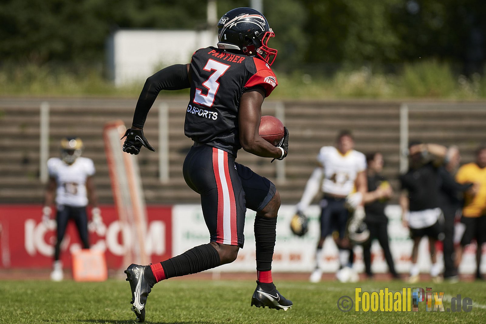 GFL Season 2022 Düsseldorf Panther vs. Berlin Adler am 4.06.2022 im Stadion VfL Benrath, Karl-Hohmann-Straße 70, 40597 Düsseldorf. Spiel Endstand 0 : 21. Bildnummer: 2022-06-04_0434 - DPantherVsBerlinAdler