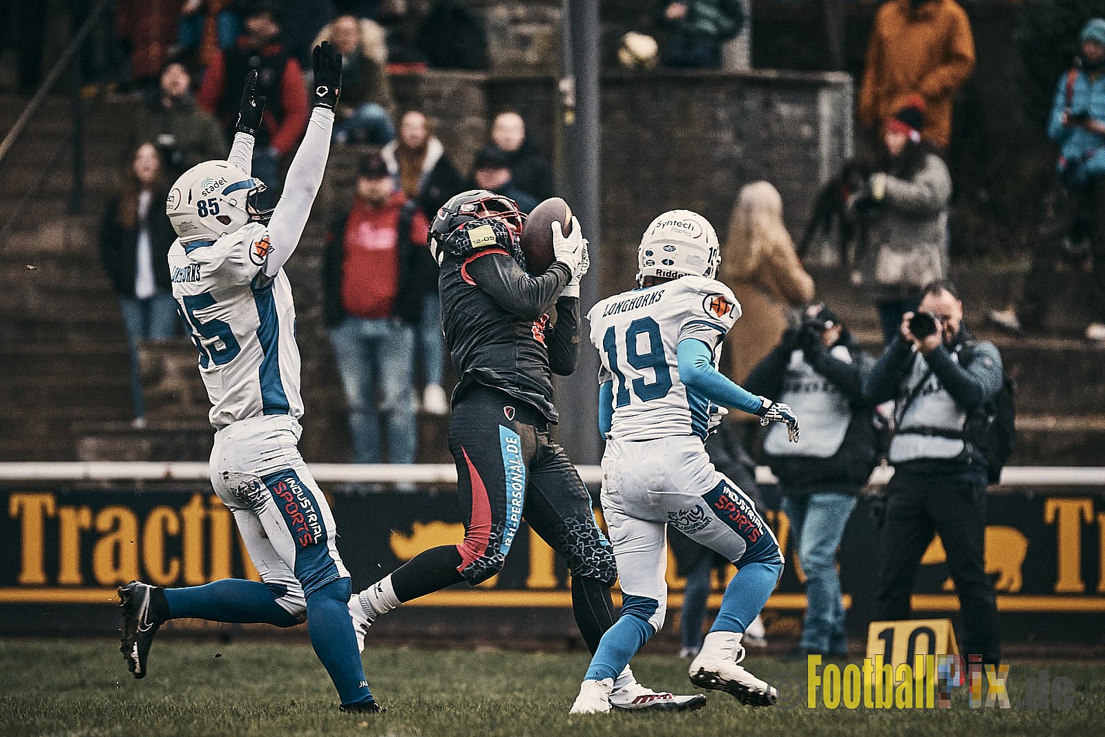 Preseason Game early bird 2023 Solingen Paladins vs. Lohne Longhorns am 4.03.2023 im Stadion Jahnkampfbahn Solingen, Adolf-Clarenbach-Straße 36, 42719 Solingen. Spiel Endstand 34 : 0. Bildnummer: 2023-03-04_0048 - SolingenPaladinsVsLohneLonghorns