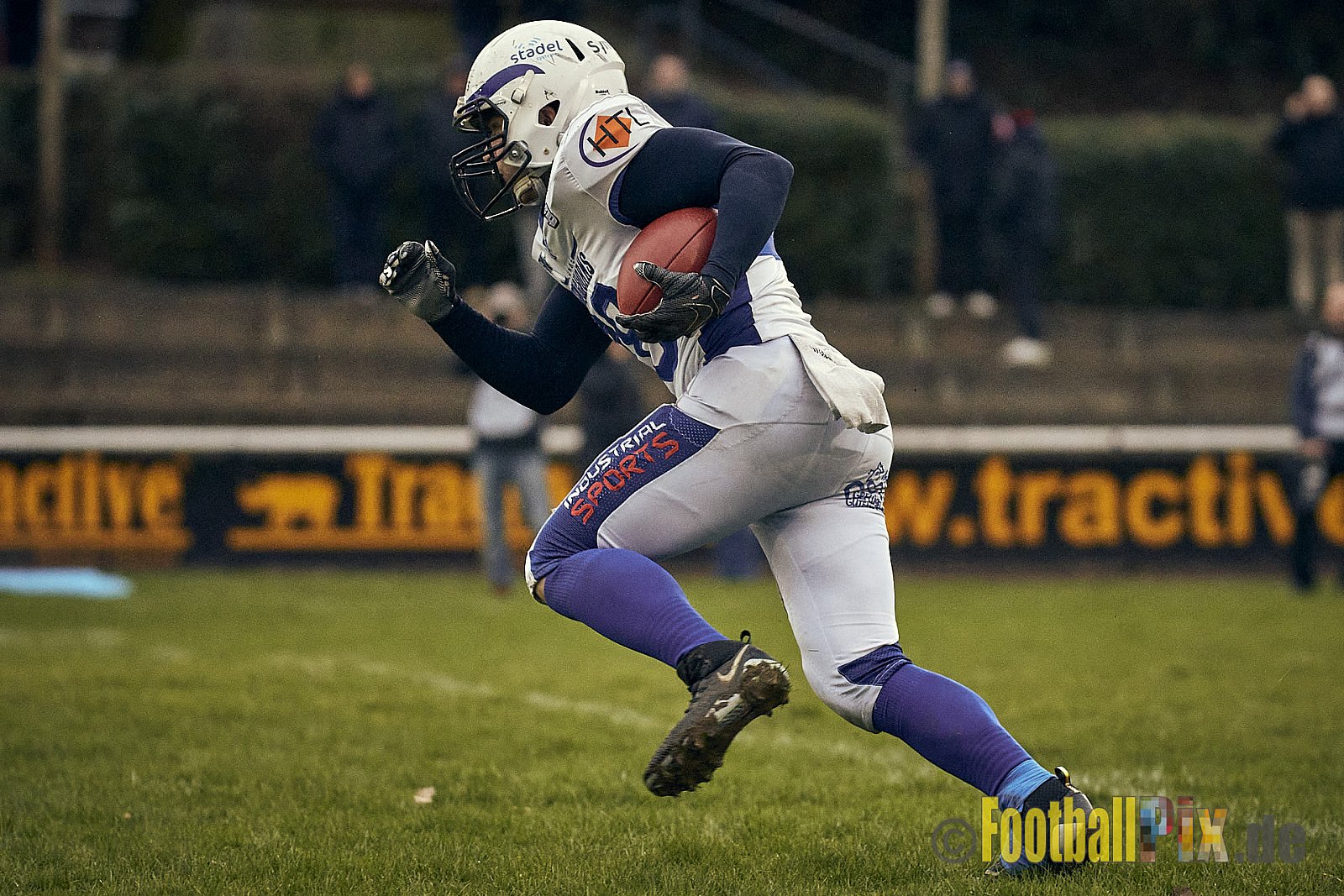 Preseason Game early bird 2023 Solingen Paladins vs. Lohne Longhorns am 4.03.2023 im Stadion Jahnkampfbahn Solingen, Adolf-Clarenbach-Straße 36, 42719 Solingen. Spiel Endstand 34 : 0. Bildnummer: 2023-03-04_0068 - SolingenPaladinsVsLohneLonghorns