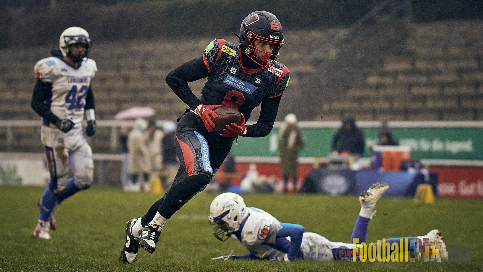 Preseason Game early bird 2023 Solingen Paladins vs. Lohne Longhorns am 4.03.2023 im Stadion Jahnkampfbahn Solingen, Adolf-Clarenbach-Straße 36, 42719 Solingen. Spiel Endstand 34 : 0. Bildnummer: 2023-03-04_0116 - SolingenPaladinsVsLohneLonghorns