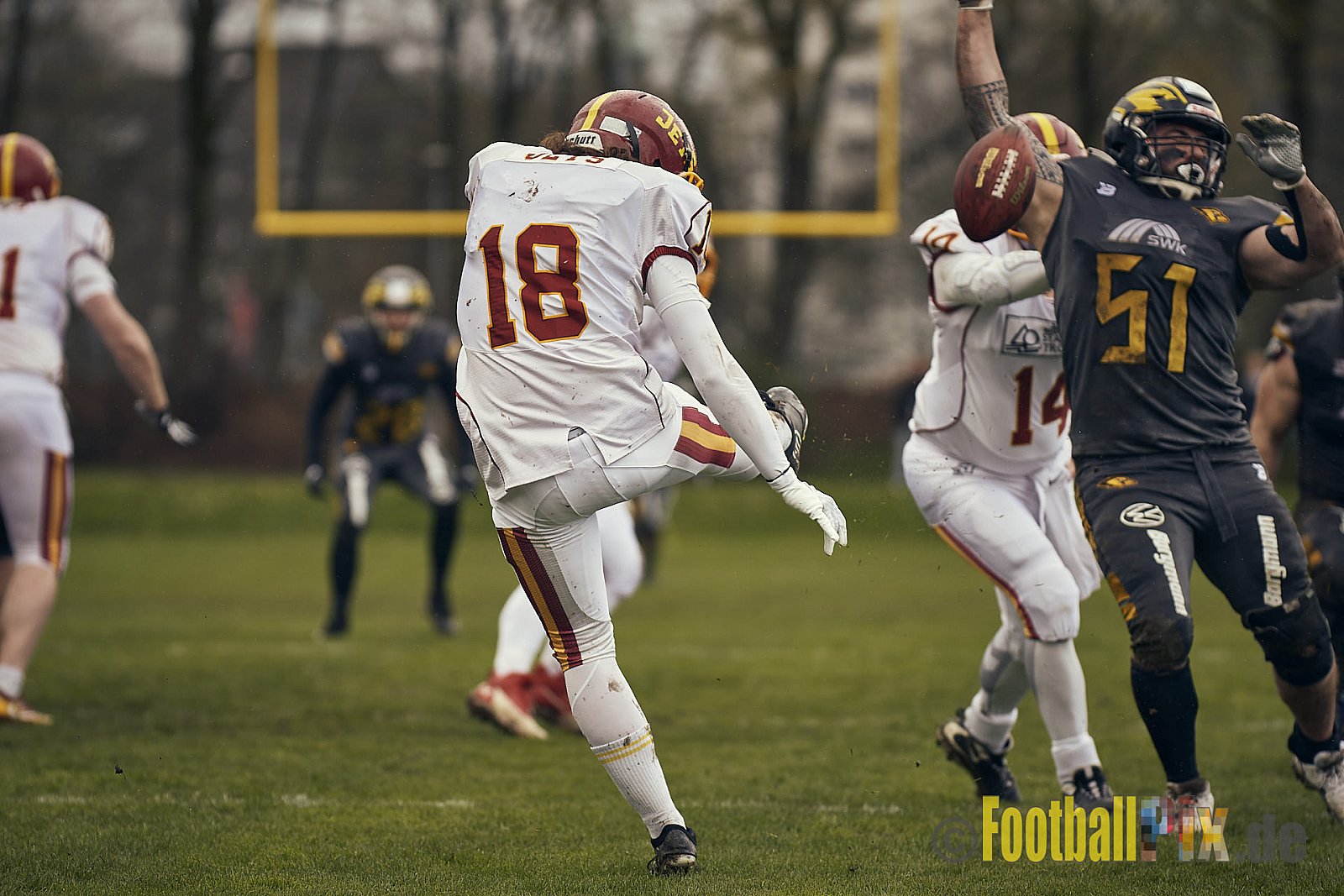 Preseason Game 2023 Krefeld Ravens vs. Troisdorf Jets am 25.03.2023 im Stadion BSA Sprödental. Die Adresse: BeziBSA Sprödental, Sprödentalstr. 15, 47799 Krefeld. Punkte Endstand 12 : 07. Bildnummer: 2023-03-25_0112 - KrefeldRavensVsTroisdorfJets