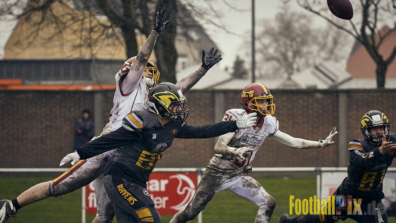Preseason Game 2023 Krefeld Ravens vs. Troisdorf Jets am 25.03.2023 im Stadion BSA Sprödental. Die Adresse: BeziBSA Sprödental, Sprödentalstr. 15, 47799 Krefeld. Punkte Endstand 12 : 07. Bildnummer: 2023-03-25_0306 - KrefeldRavensVsTroisdorfJets