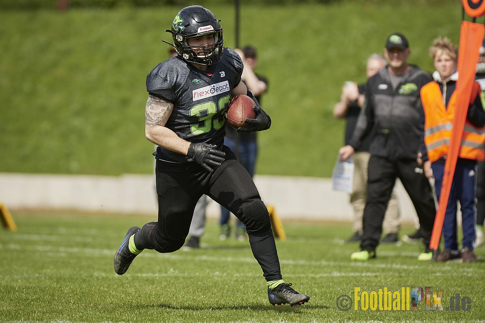 AFCV Verbandsliga Season 2023 Gelsenkirchen Devils vs. Wesseling Blackvenom am 22.04.2023 im Stadion Fürstenbergstadion, Fischerstraße 35, 45899 Gelsenkirchen, Punkte Endstand 14 : 20.
[2023-04-22_0050] - GelsenkirchenDevilsVsWesselingBlackvenom