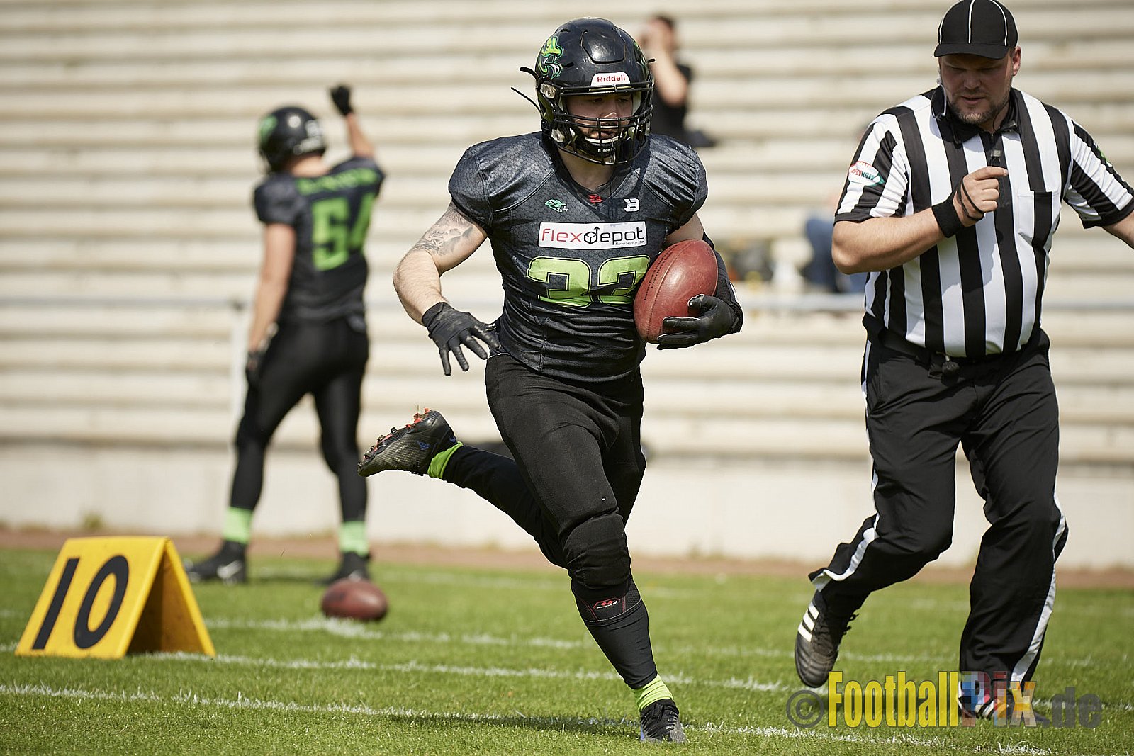 AFCV Verbandsliga Season 2023 Gelsenkirchen Devils vs. Wesseling Blackvenom am 22.04.2023 im Stadion Fürstenbergstadion, Fischerstraße 35, 45899 Gelsenkirchen, Punkte Endstand 14 : 20.
[2023-04-22_0053] - GelsenkirchenDevilsVsWesselingBlackvenom