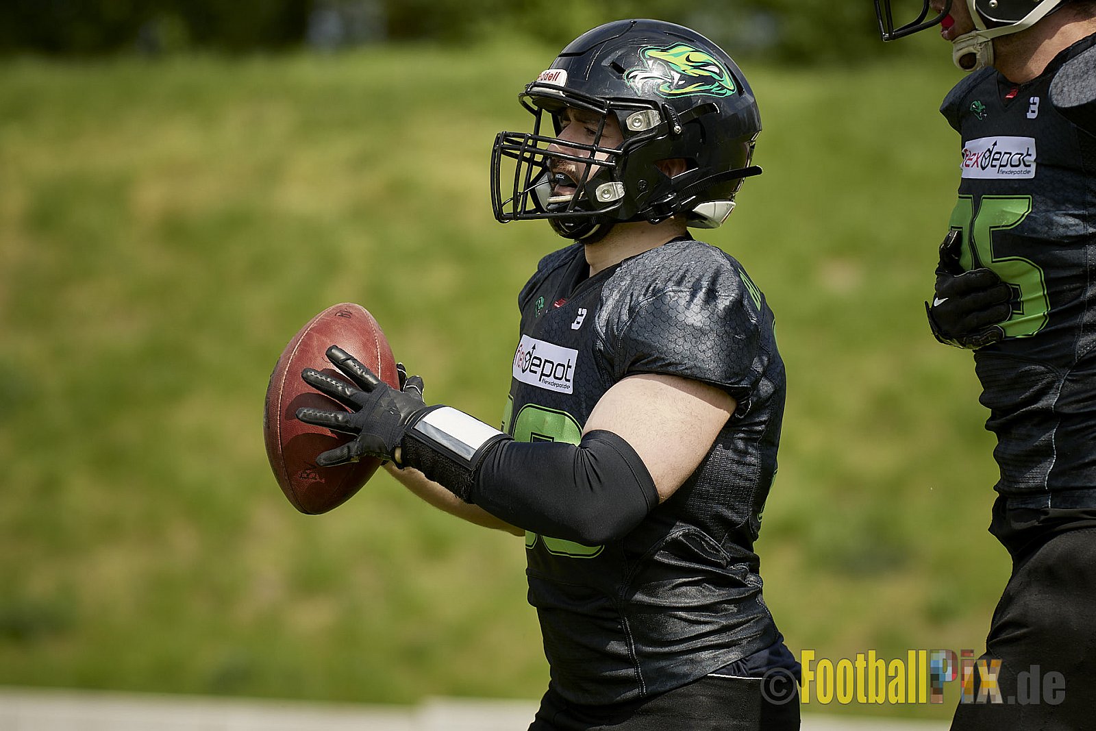 AFCV Verbandsliga Season 2023 Gelsenkirchen Devils vs. Wesseling Blackvenom am 22.04.2023 im Stadion Fürstenbergstadion, Fischerstraße 35, 45899 Gelsenkirchen, Punkte Endstand 14 : 20.
[2023-04-22_0060] - GelsenkirchenDevilsVsWesselingBlackvenom
