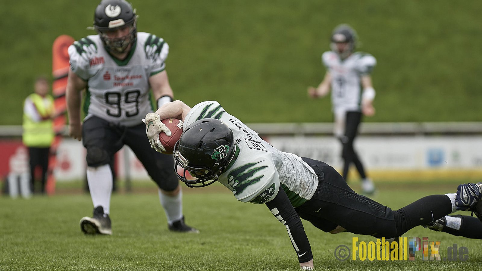 AFCV Verbandsliga Season 2023 Recklinghausen Chargers vs. Rheine Raptors am 29.04.2023 im Stadion Stadion Hohenhorst, Am Stadion 1, 45659 Recklinghausen, Punkte Endstand 37 : 10.
[2023-04-29_0128] - RecklinghausenChargersVsRheineRaptors
