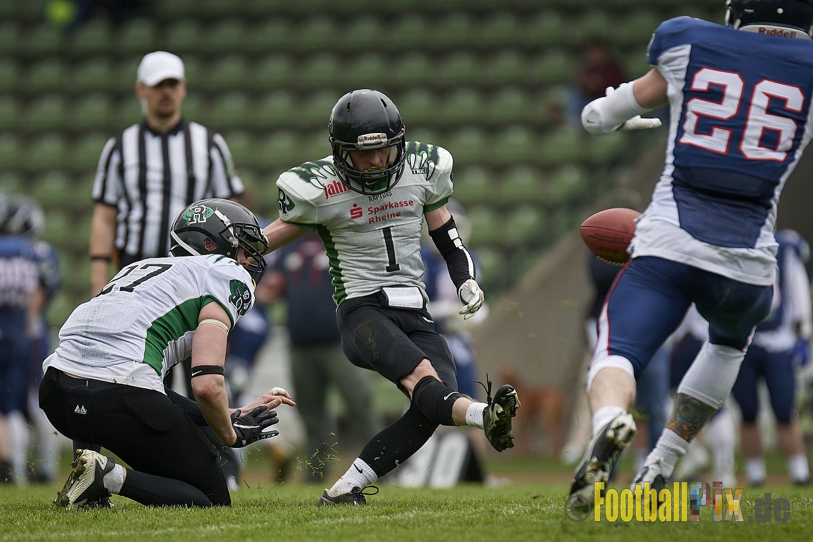 AFCV Verbandsliga Season 2023 Recklinghausen Chargers vs. Rheine Raptors am 29.04.2023 im Stadion Stadion Hohenhorst, Am Stadion 1, 45659 Recklinghausen, Punkte Endstand 37 : 10.
[2023-04-29_0208] - RecklinghausenChargersVsRheineRaptors