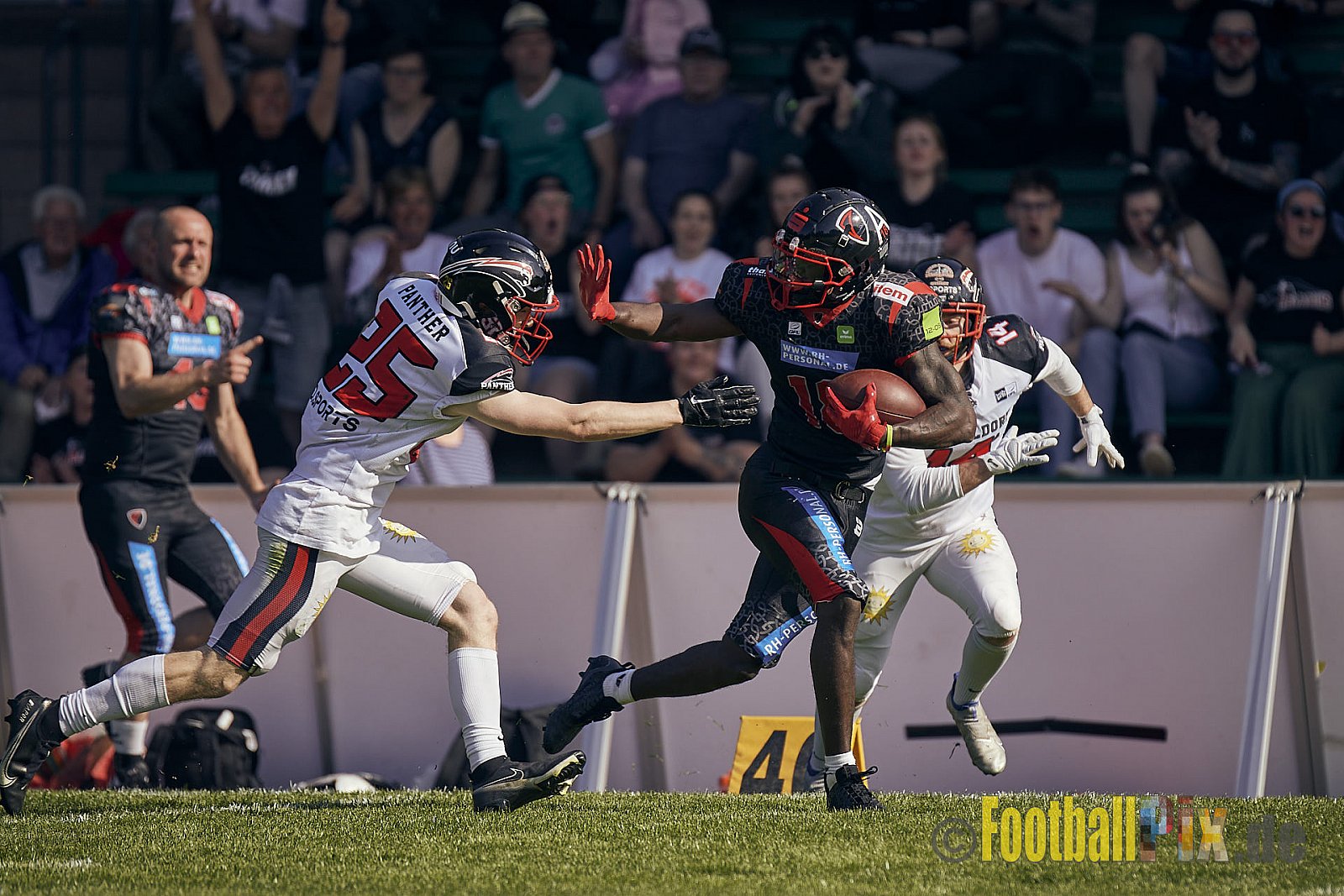 GFL2 Season 2023 Solingen Paladins vs. Düsseldorf Panther am 27.05.2023 im Stadion Jahnkampfbahn Solingen, Adolf-Clarenbach-Straße 36, 42719 Solingen. Punkte Endstand 20 : 21.
[Bildnummer: 2023-05-27_0199] - SolingenPaladinsVsDPanther