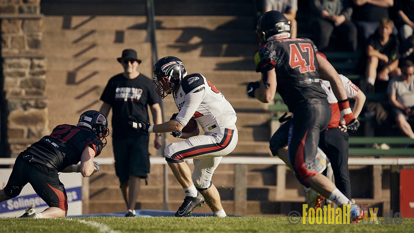 GFL2 Season 2023 Solingen Paladins vs. Düsseldorf Panther am 27.05.2023 im Stadion Jahnkampfbahn Solingen, Adolf-Clarenbach-Straße 36, 42719 Solingen. Punkte Endstand 20 : 21.
[Bildnummer: 2023-05-27_0516] - SolingenPaladinsVsDPanther