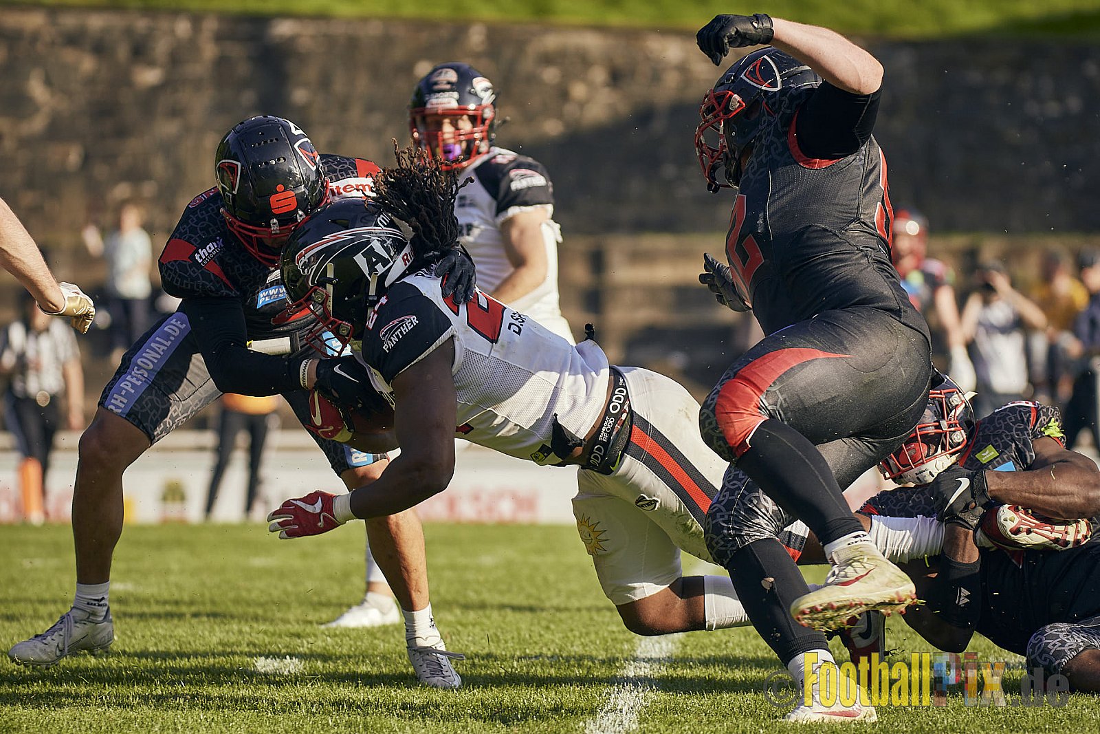 GFL2 Season 2023 Solingen Paladins vs. Düsseldorf Panther am 27.05.2023 im Stadion Jahnkampfbahn Solingen, Adolf-Clarenbach-Straße 36, 42719 Solingen. Punkte Endstand 20 : 21.
[Bildnummer: 2023-05-27_0537] - SolingenPaladinsVsDPanther
