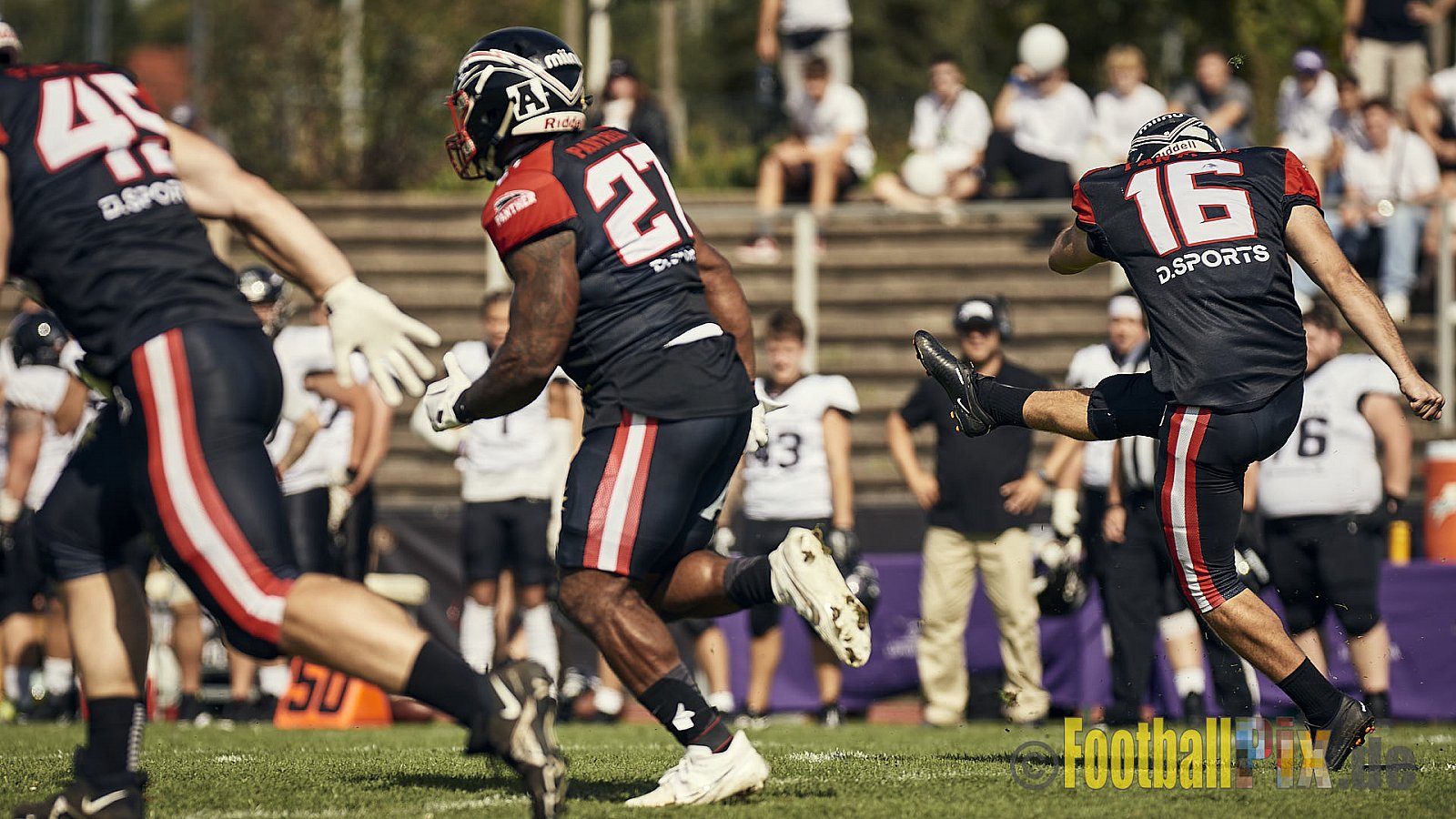 Ligaspiel der GFL2 Season 2023 Düsseldorf Panther vs. Langenfeld Longhorns am 26.08.2023 im Stadion VfL Benrath, Karl-Hohmann-Straße 70, 40597 Düsseldorf. Punkte Endstand 14 : 6 (7:0/7:0/0:0/0:6). 
Bildnummer: 2023-08-26_0083 - DPantherVsLangenfeldLonghorns