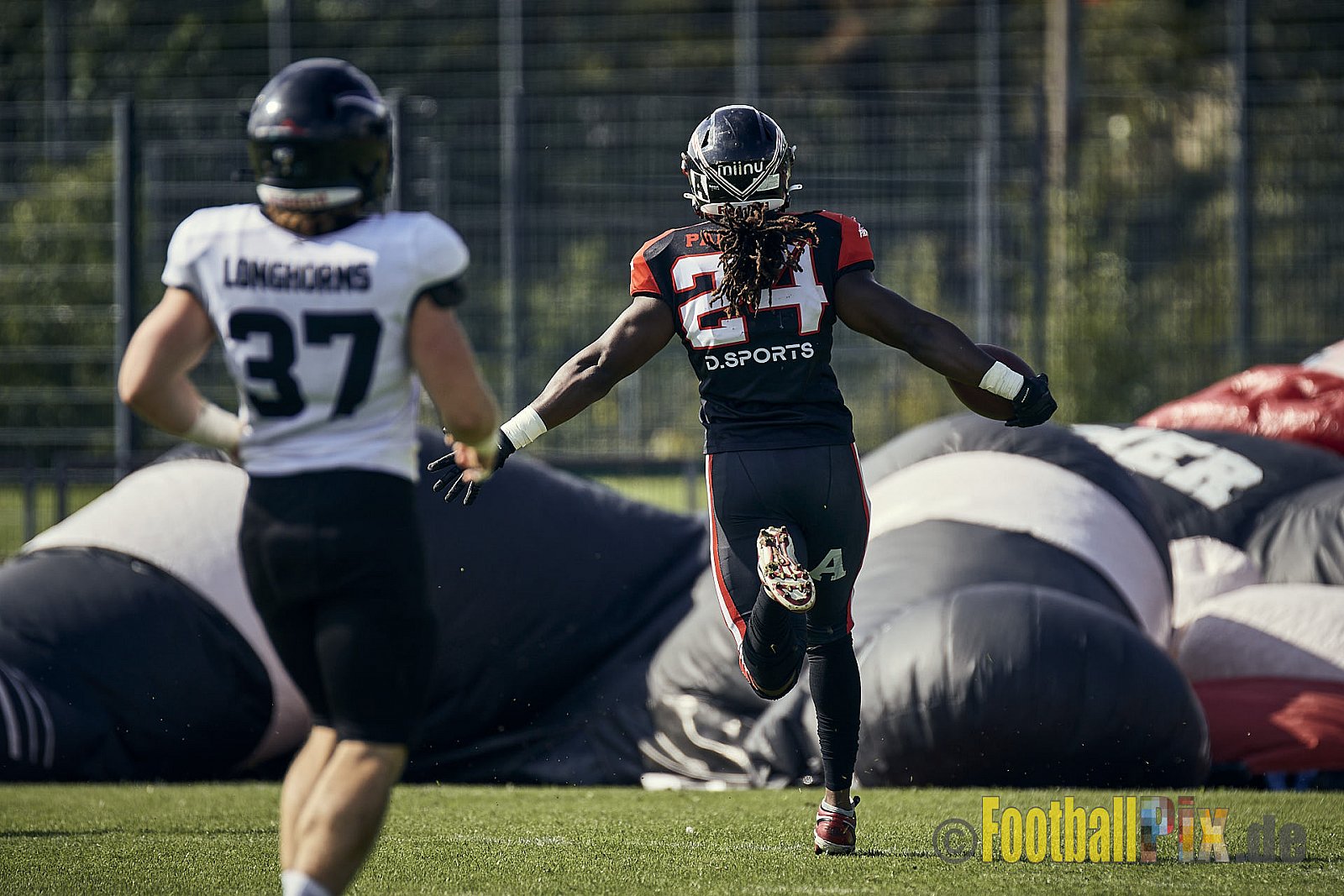 Ligaspiel der GFL2 Season 2023 Düsseldorf Panther vs. Langenfeld Longhorns am 26.08.2023 im Stadion VfL Benrath, Karl-Hohmann-Straße 70, 40597 Düsseldorf. Punkte Endstand 14 : 6 (7:0/7:0/0:0/0:6). 
Bildnummer: 2023-08-26_0148 - DPantherVsLangenfeldLonghorns