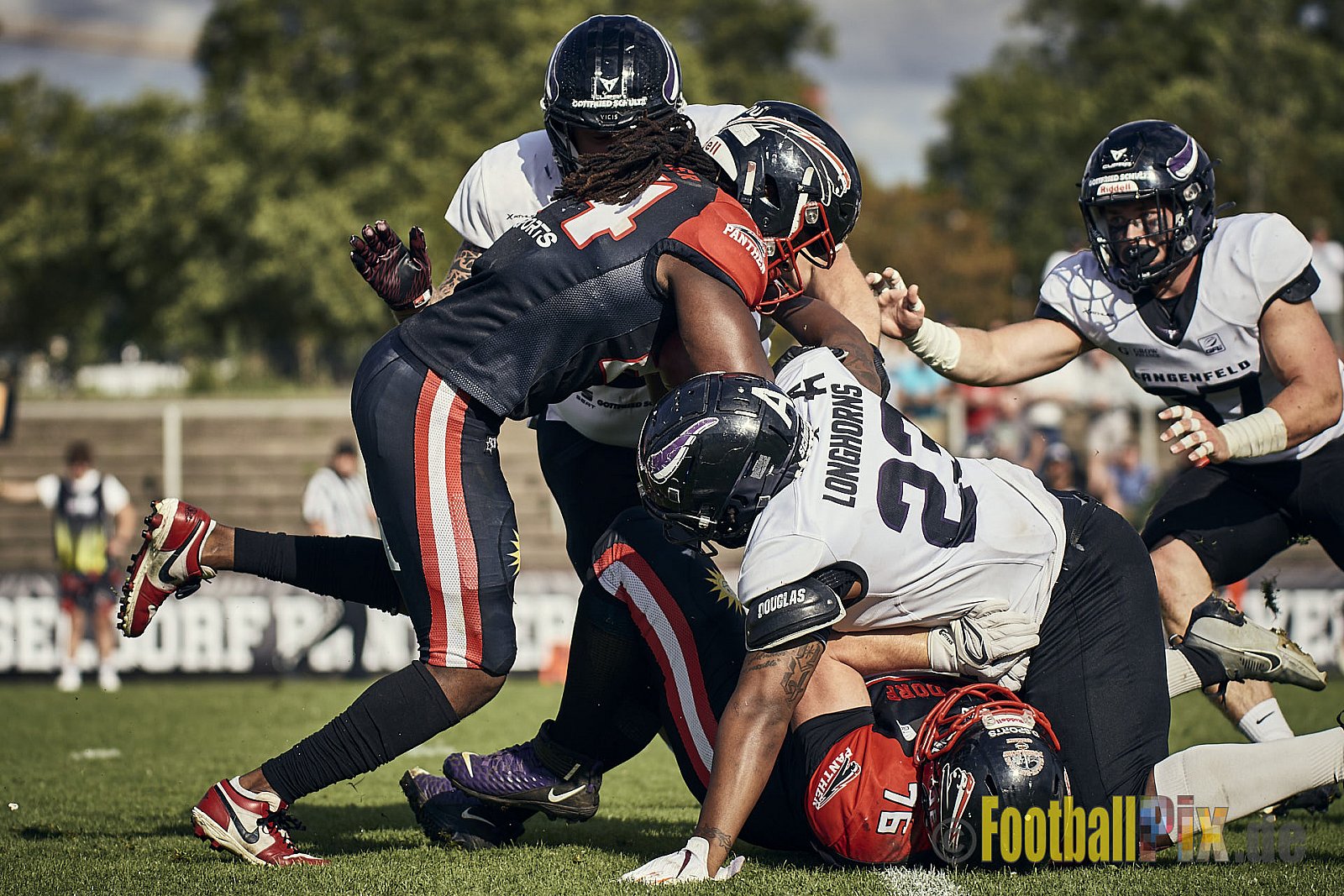 Ligaspiel der GFL2 Season 2023 Düsseldorf Panther vs. Langenfeld Longhorns am 26.08.2023 im Stadion VfL Benrath, Karl-Hohmann-Straße 70, 40597 Düsseldorf. Punkte Endstand 14 : 6 (7:0/7:0/0:0/0:6). 
Bildnummer: 2023-08-26_0378 - DPantherVsLangenfeldLonghorns