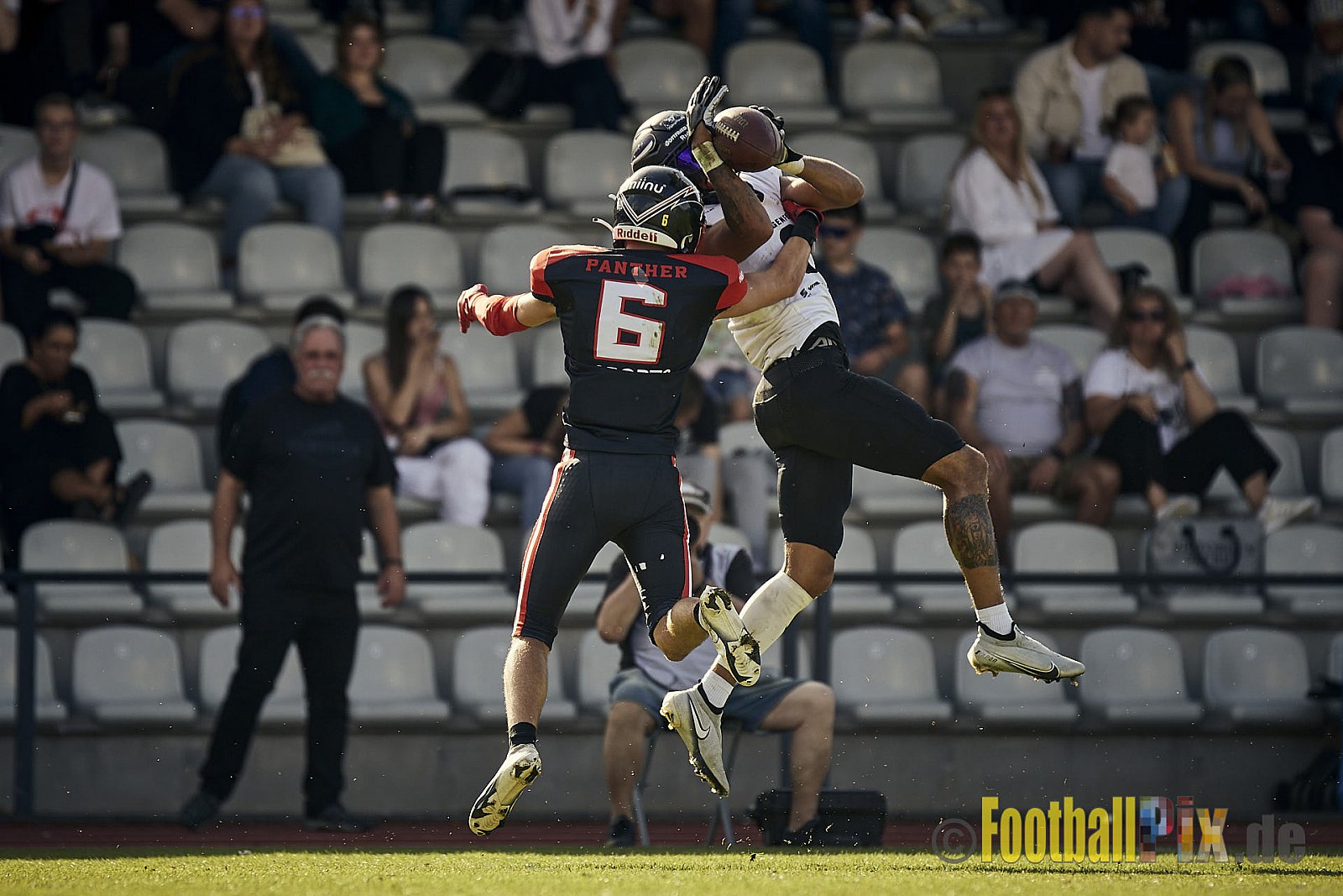 Ligaspiel der GFL2 Season 2023 Düsseldorf Panther vs. Langenfeld Longhorns am 26.08.2023 im Stadion VfL Benrath, Karl-Hohmann-Straße 70, 40597 Düsseldorf. Punkte Endstand 14 : 6 (7:0/7:0/0:0/0:6). 
Bildnummer: 2023-08-26_0469 - DPantherVsLangenfeldLonghorns