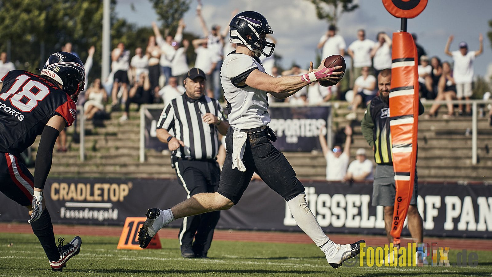 Ligaspiel der GFL2 Season 2023 Düsseldorf Panther vs. Langenfeld Longhorns am 26.08.2023 im Stadion VfL Benrath, Karl-Hohmann-Straße 70, 40597 Düsseldorf. Punkte Endstand 14 : 6 (7:0/7:0/0:0/0:6). 
Bildnummer: 2023-08-26_0484 - DPantherVsLangenfeldLonghorns