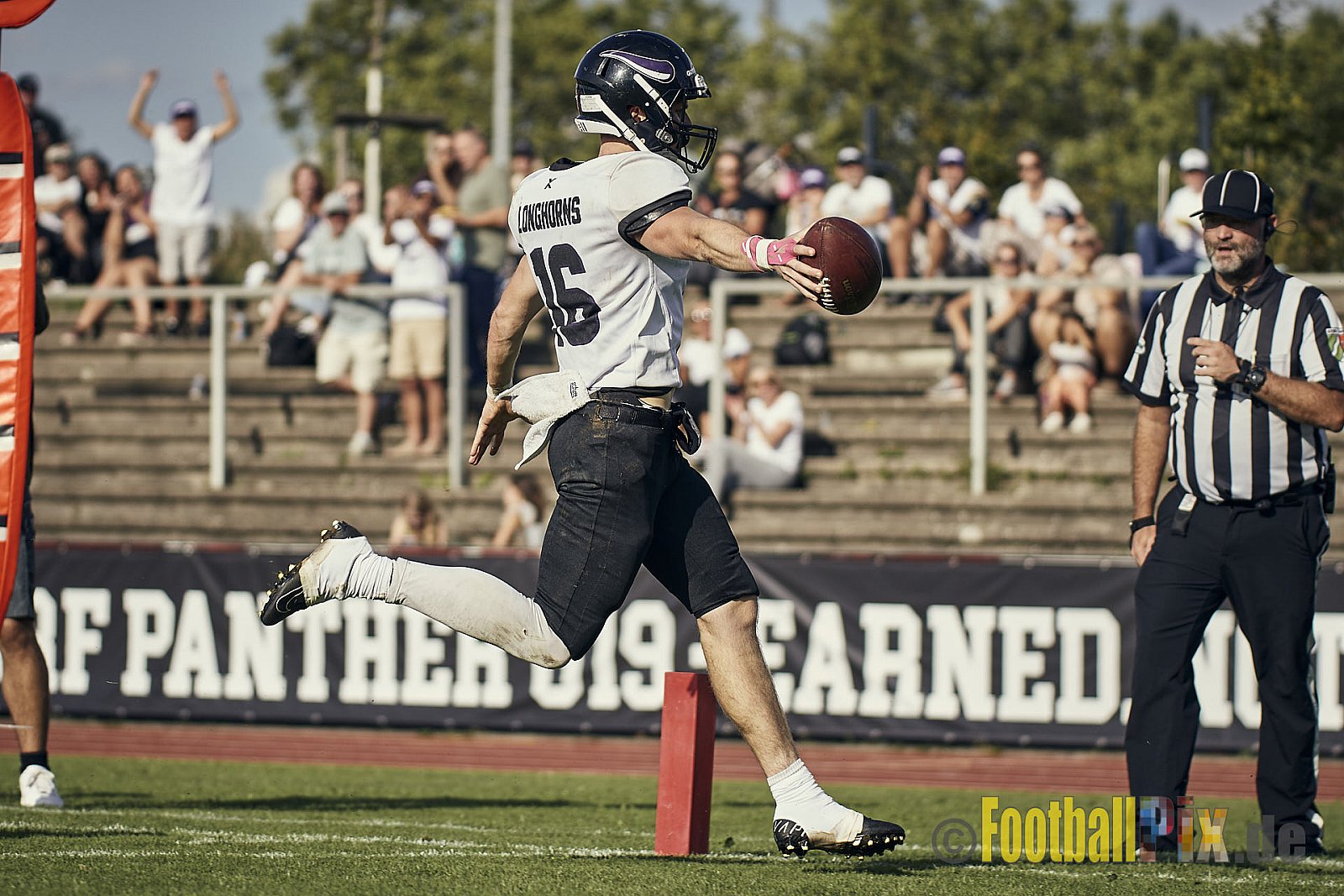 Ligaspiel der GFL2 Season 2023 Düsseldorf Panther vs. Langenfeld Longhorns am 26.08.2023 im Stadion VfL Benrath, Karl-Hohmann-Straße 70, 40597 Düsseldorf. Punkte Endstand 14 : 6 (7:0/7:0/0:0/0:6). 
Bildnummer: 2023-08-26_0487 - DPantherVsLangenfeldLonghorns