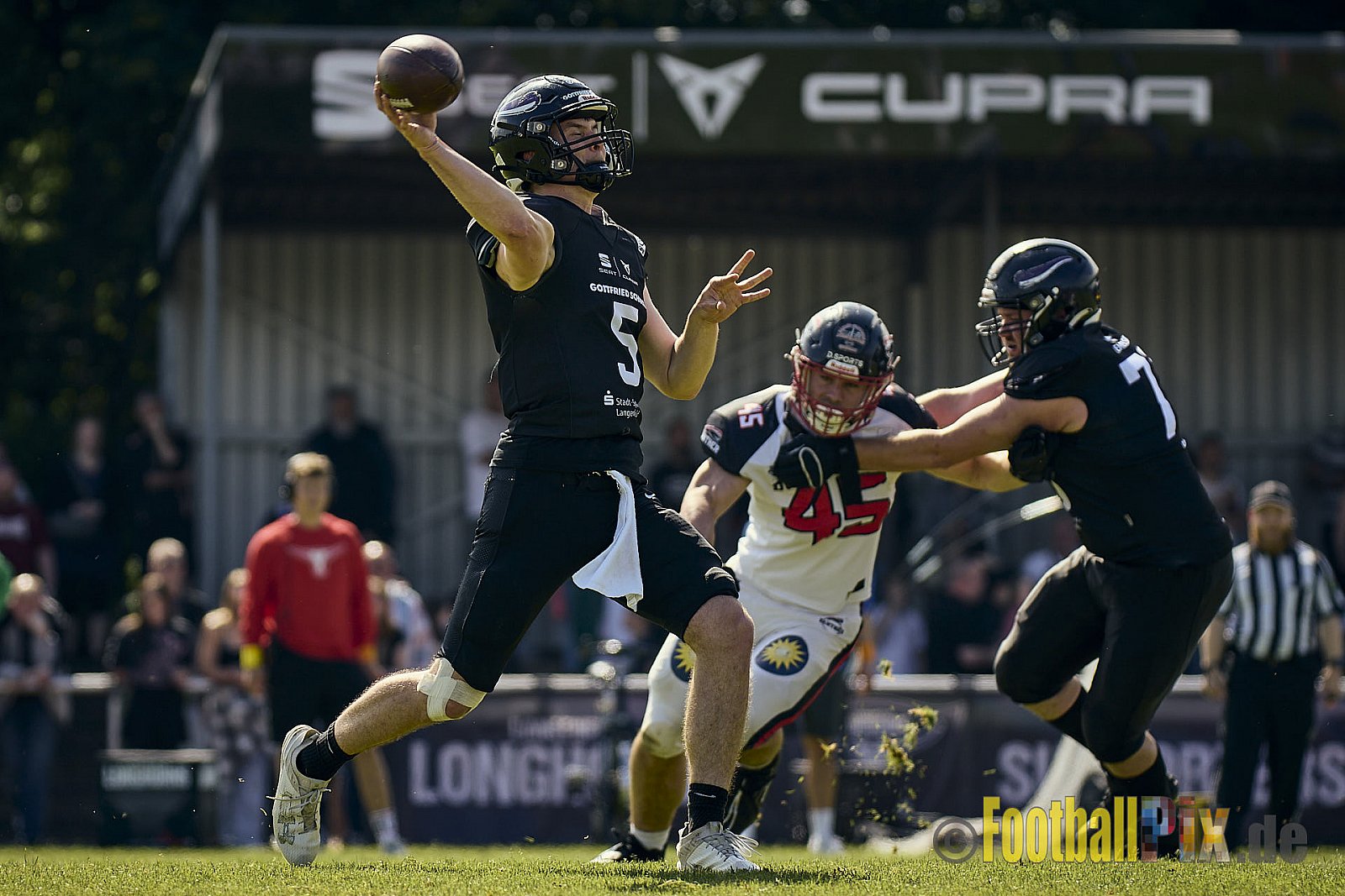 GFL2 Season 2024 Langenfeld Longhorns vs. Düsseldorf Panther am 25.05.2024 im Jahnstadion Langenfeld, Jahnstraße 4, 40764 Langenfeld (Rheinland). Punkte Endstand 16 : 07.
[Bildnummer: 2024-05-25_0194] - LangenfeldLonghornsVsDdorfPanther