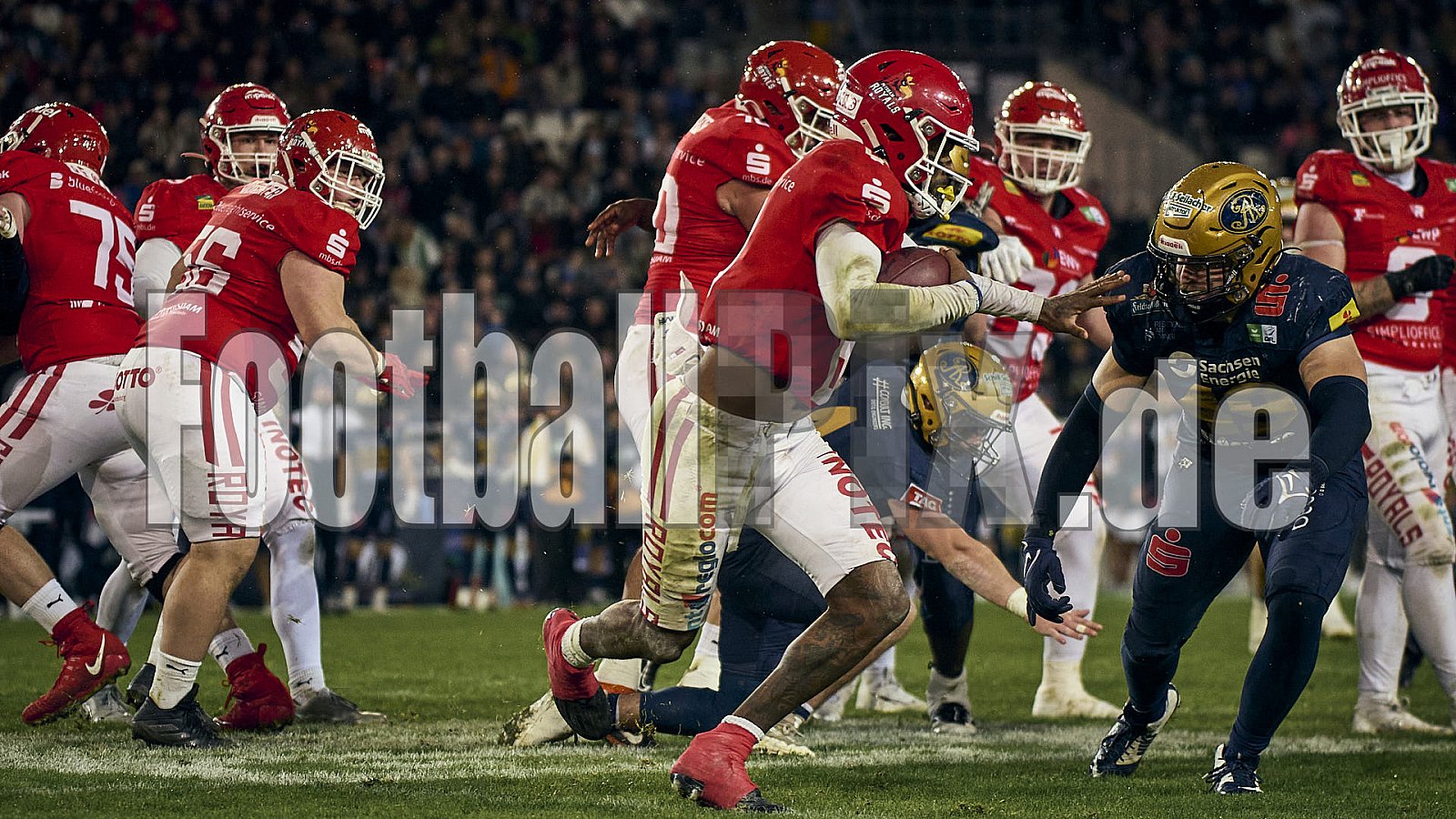 GFL Bowl | Potsdam Royals vs. Dresden Monarchs | 12.10.2024 | Stadion an der Hafenstraße, 97A, Hafenstraße, Vogelheim, Stadtbezirk V, Essen, North Rhine-Westphalia, 45356, Germany | Punkte Endstand 27 : 21 | Bildnummer: 2024-10-12_0889 - GFLBowl2024PotsdamRoyalsVsDresdenMonarchs