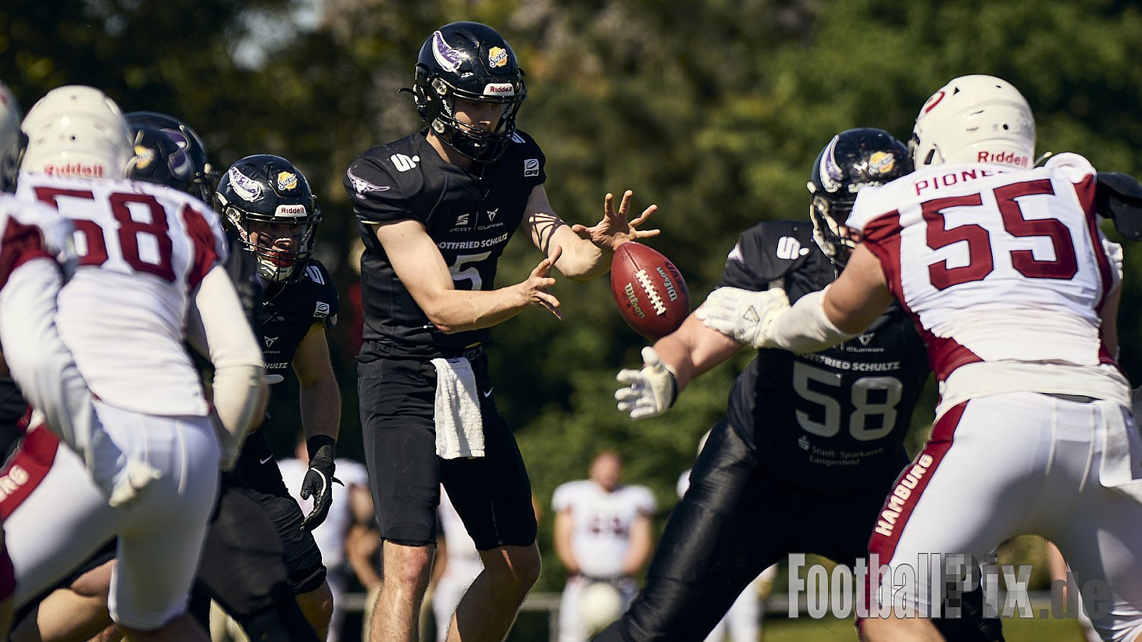 GFL 2 | Langenfeld Longhorns vs. Hamburg Pioneers | 10.05.2025 | Jahnstadion, Langenfeld | Punkte Endstand 35 : 10 | Bildnummer: 2025-05-10_0382 - LangenfeldLonghornsVsHamburgPioneers